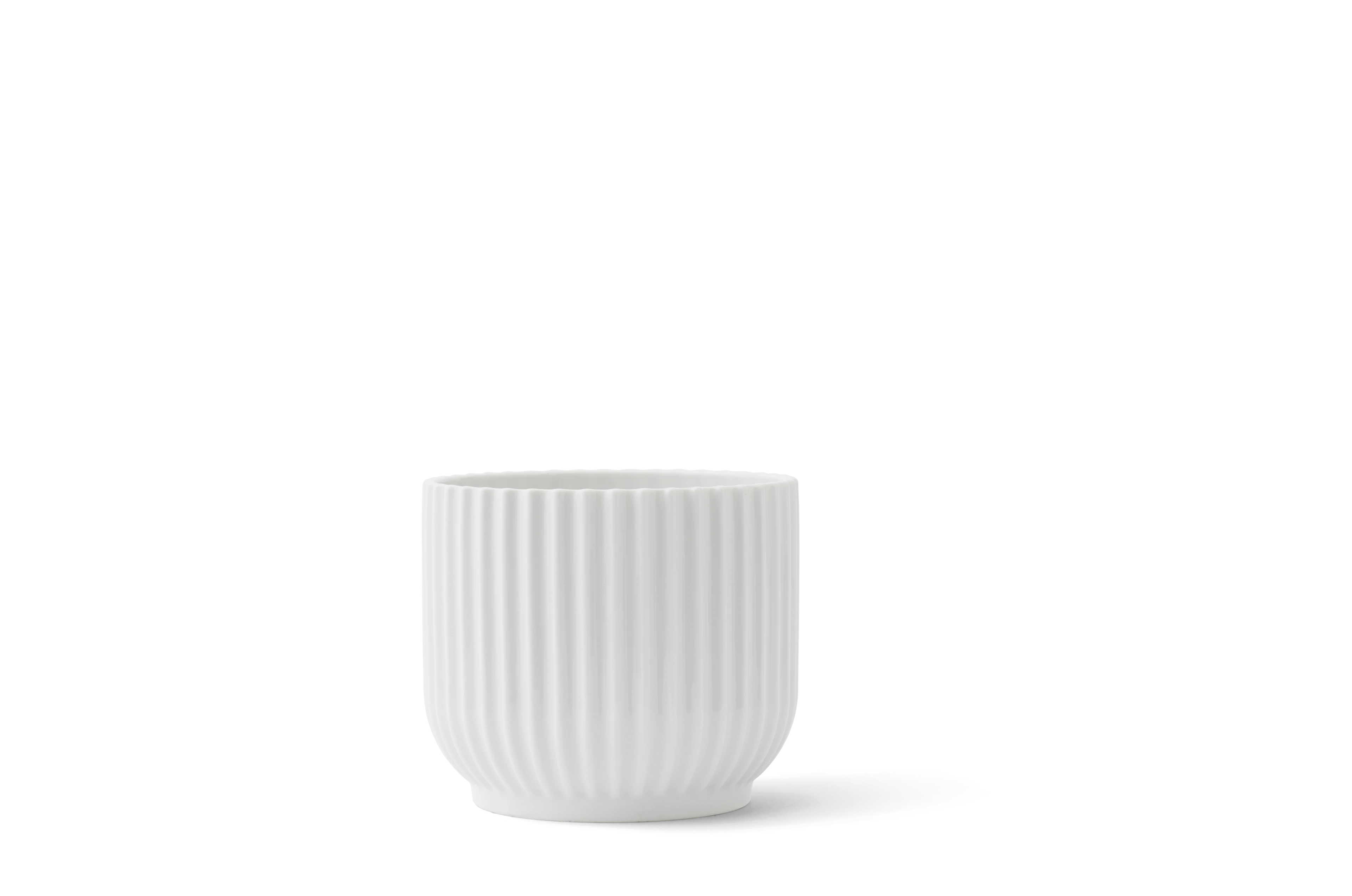 Urtepotteskjuler lille fra Lyngby Porcelæn i farven Hvid, lavet af Keramik