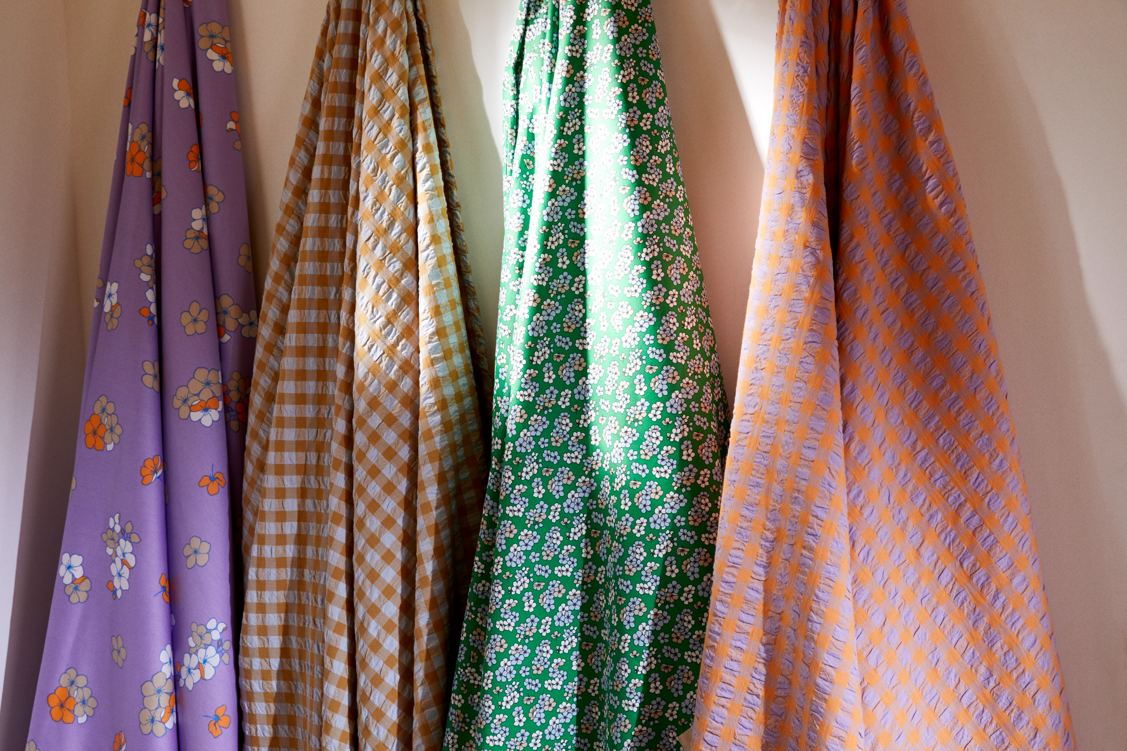 Påslakanset 200x220 cm från JUNA i färgen Lavender/Persika, tillverkad av Bomull