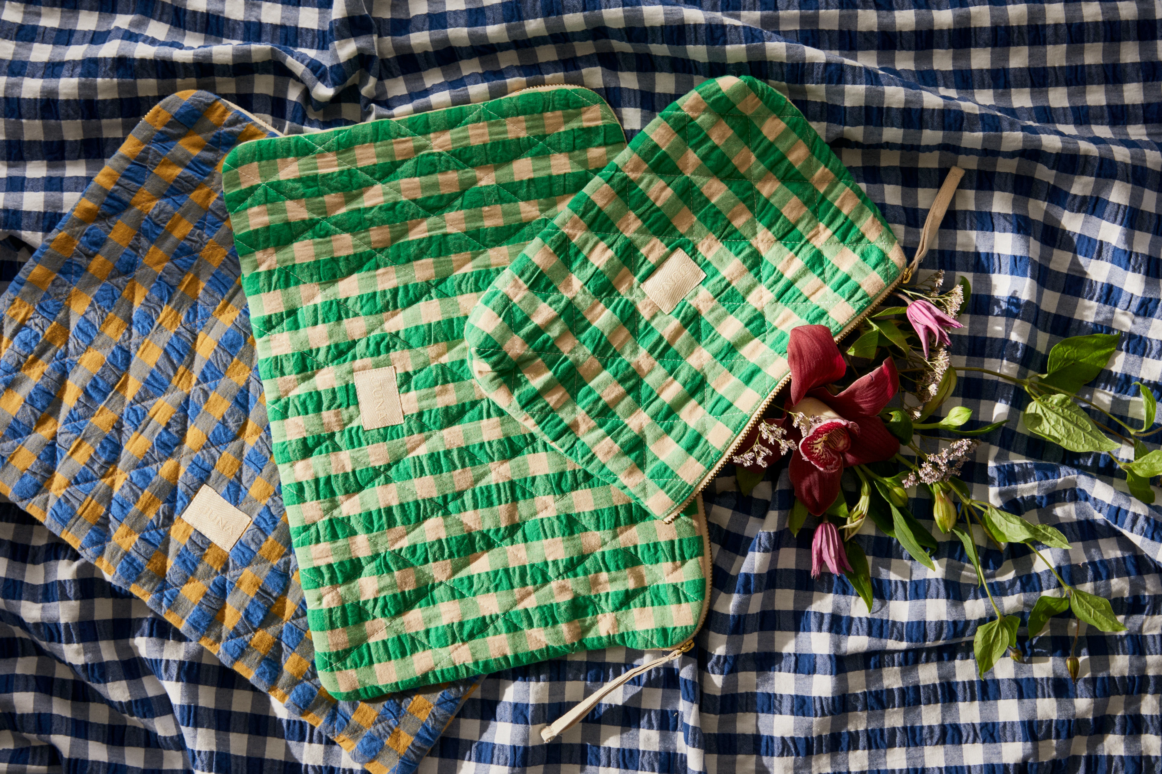 Olivia computer sleeve 36x25.5 cm från JUNA i färgen Grön/Sand, tillverkad av Bomull