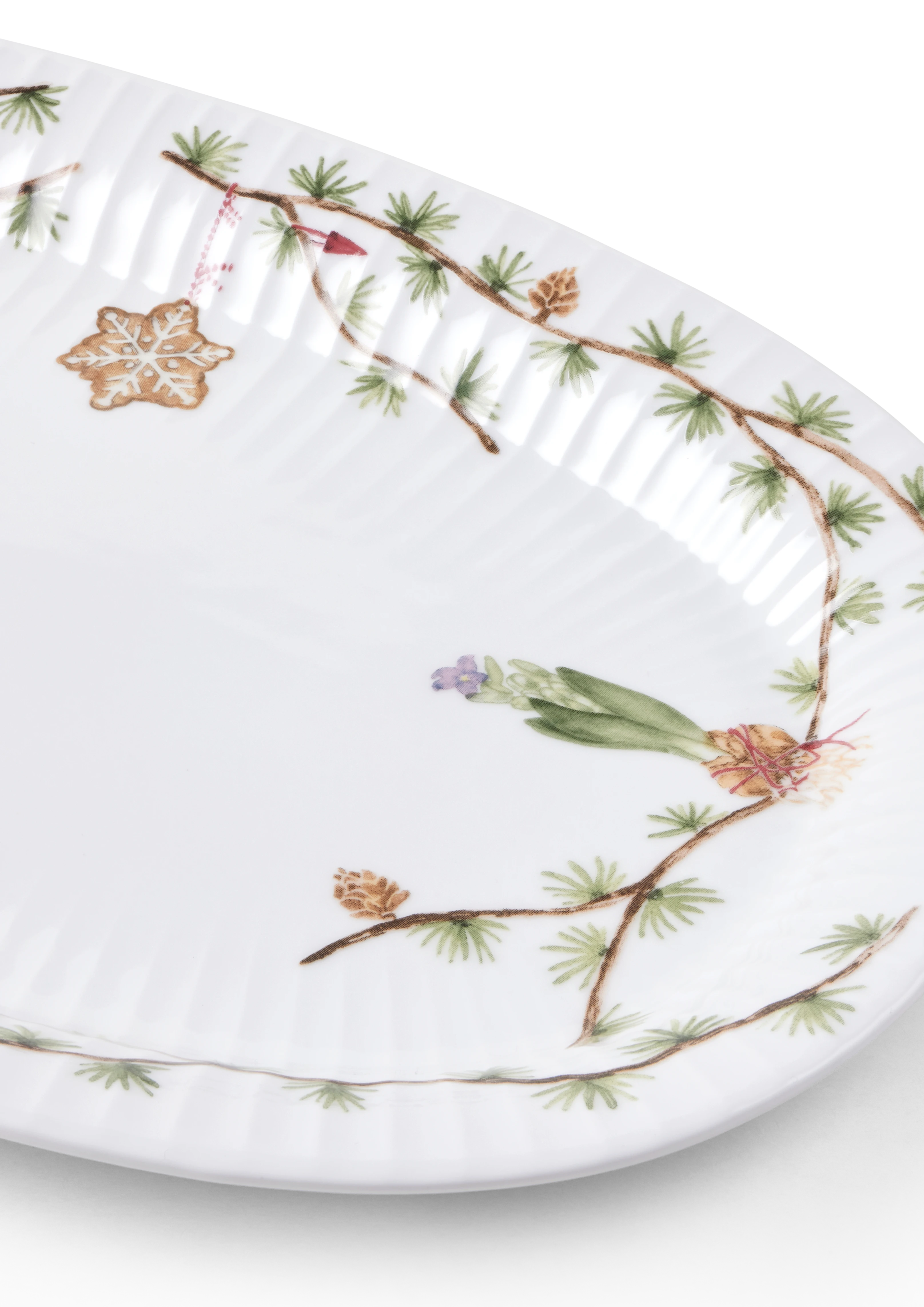 Oval serveringsfat 40x22.5 cm fra Kähler i fargen Hvit m. deko, laget av Keramikk