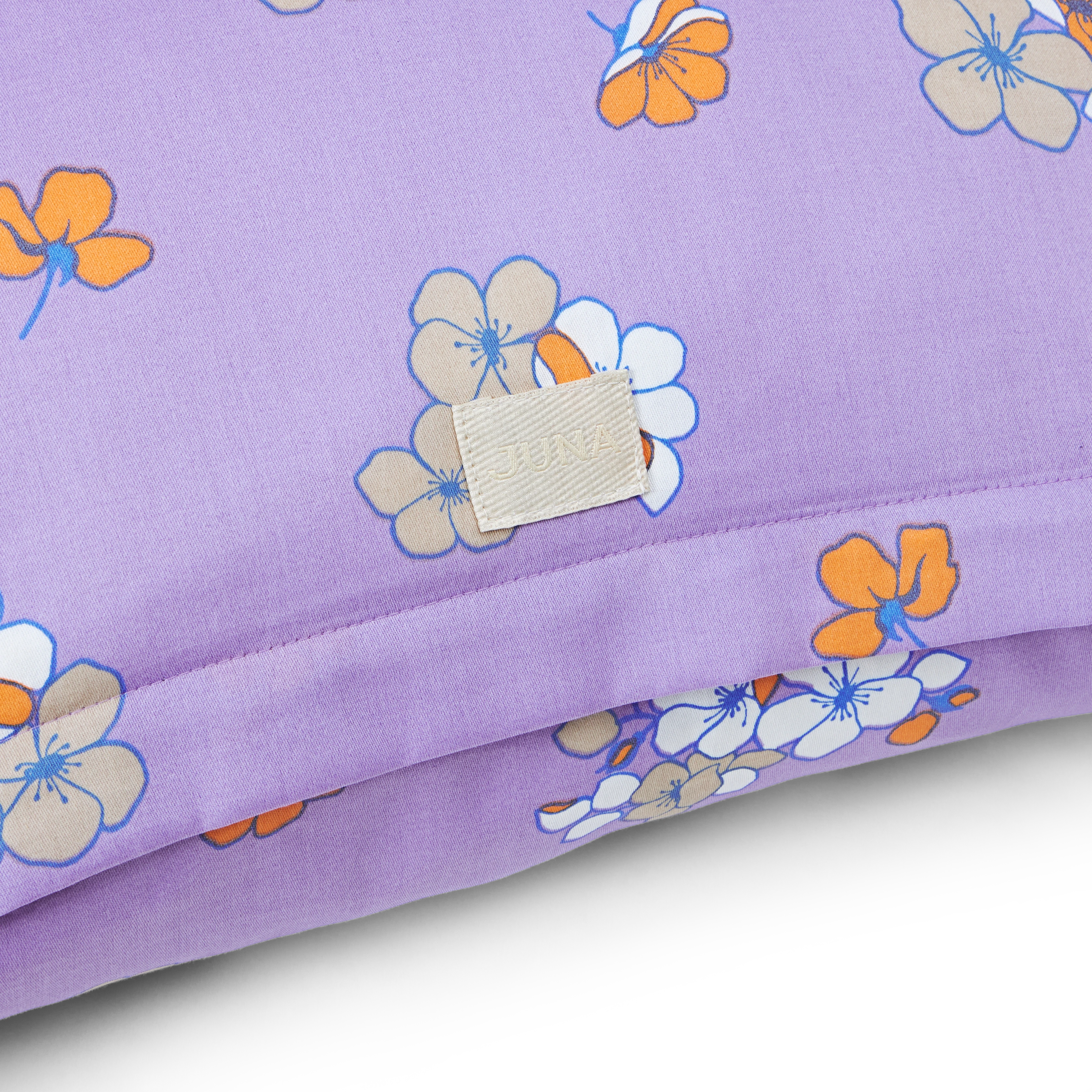 Örngott 63x60 cm från JUNA i färgen Lavender, tillverkad av Bomullsatin