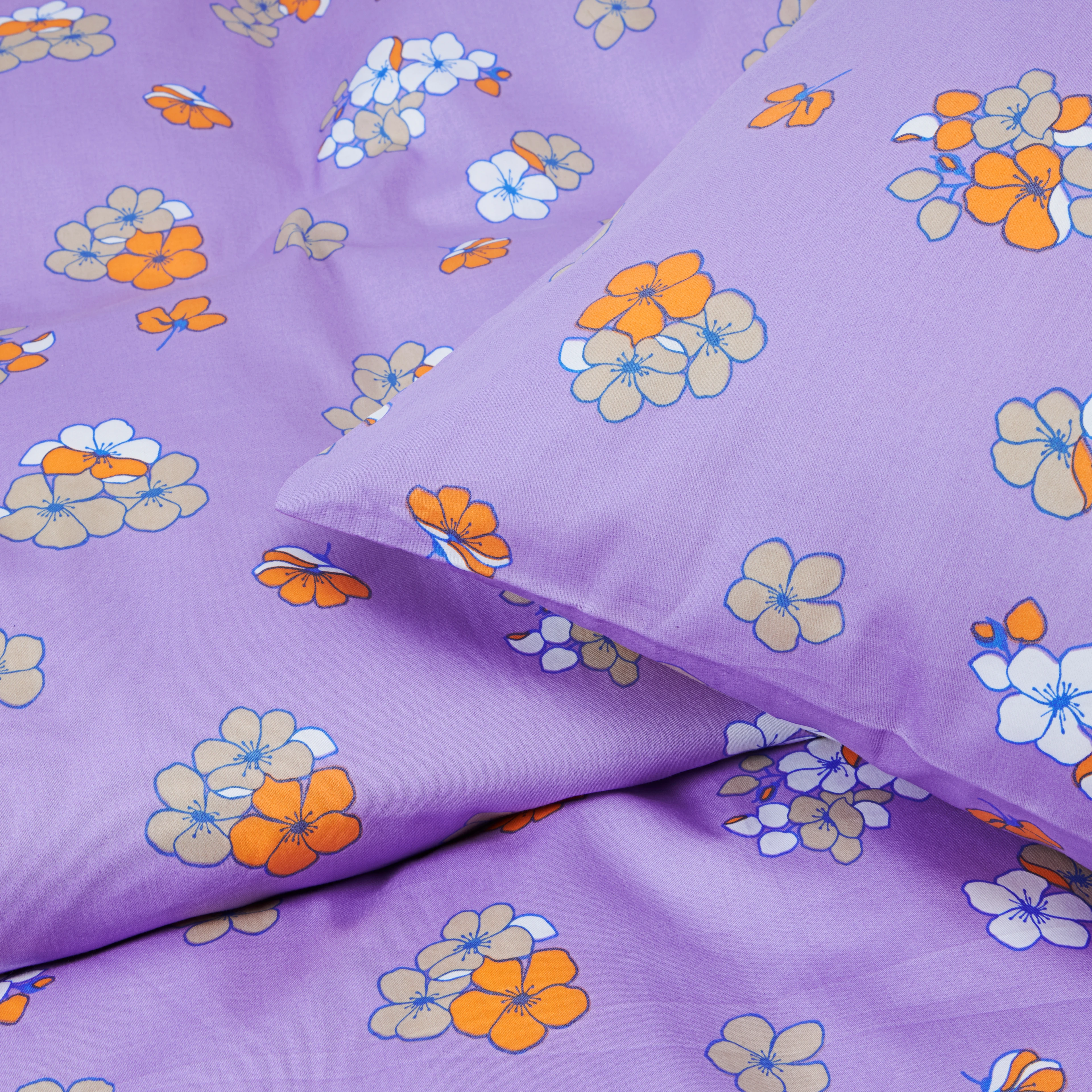 Påslakanset 140x220 cm från JUNA i färgen Lavender, tillverkad av Bomullsatin