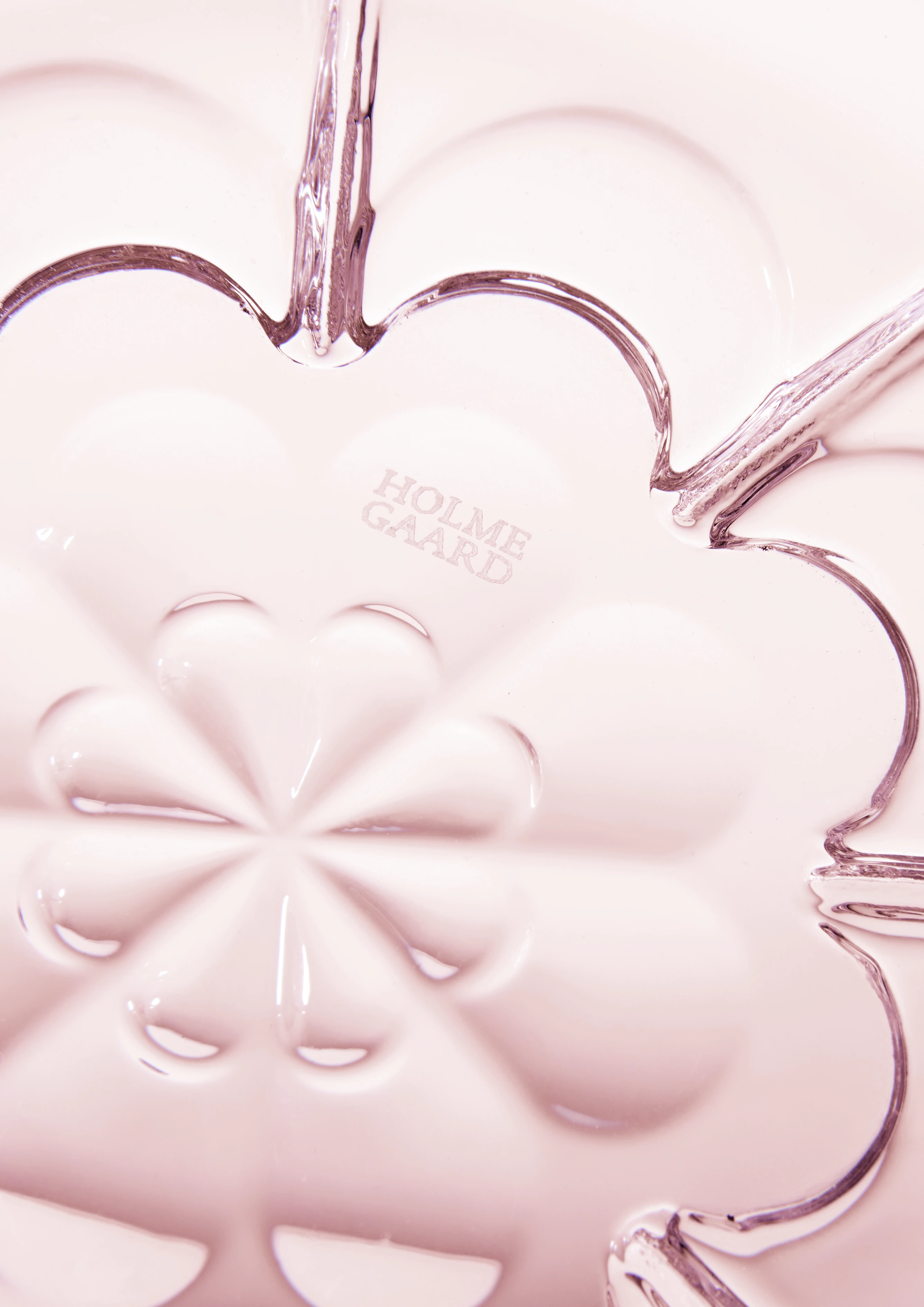 Skål Ø23 cm från Holmegaard i färgen Cherry blossom, tillverkad av Glas