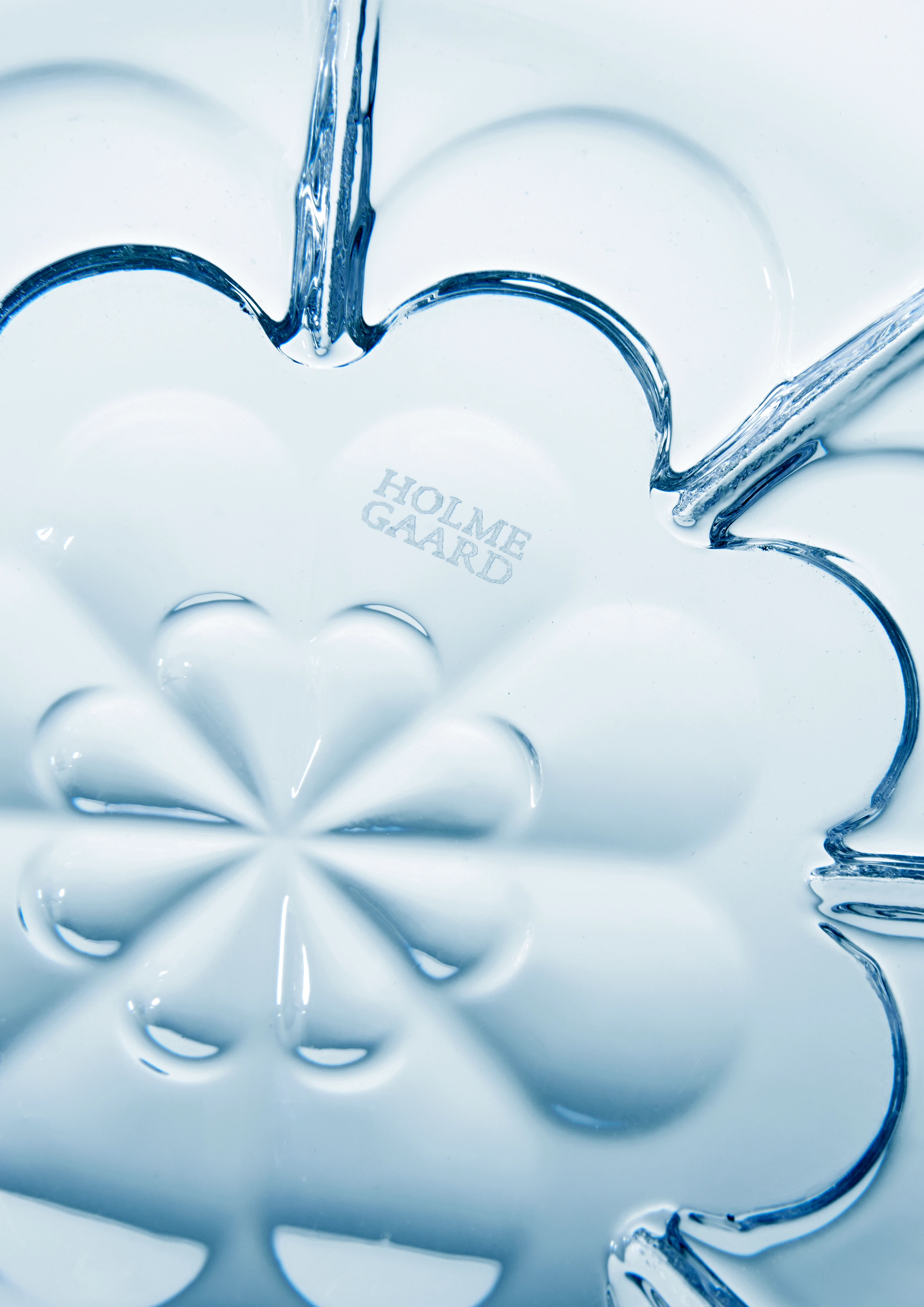 Skål Ø23 cm fra Holmegaard i farven Blue Iris, lavet af Glas