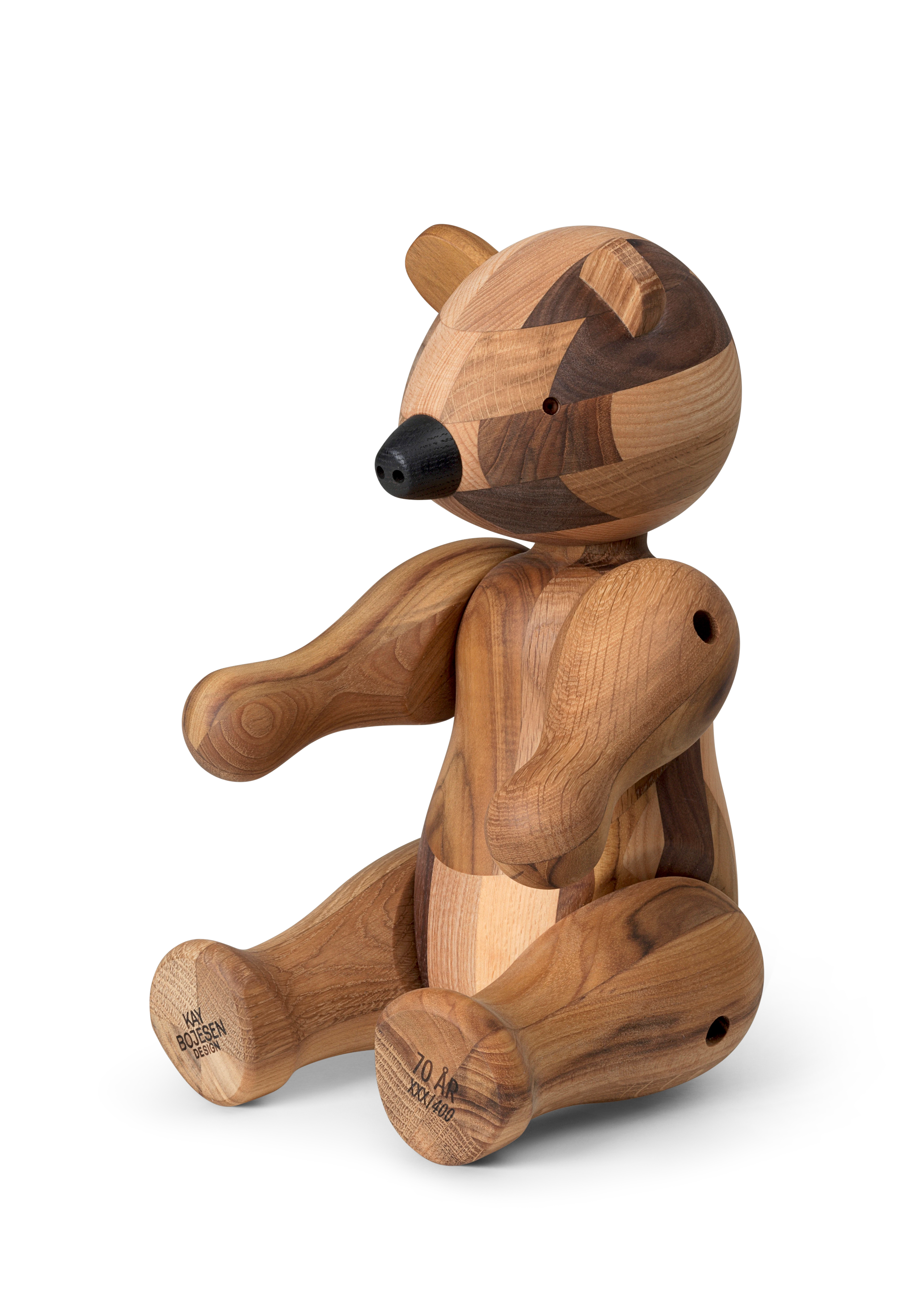 Reworked anniversary Bjørn stor fra Kay Bojesen i fargen Mixed wood, laget av Tre