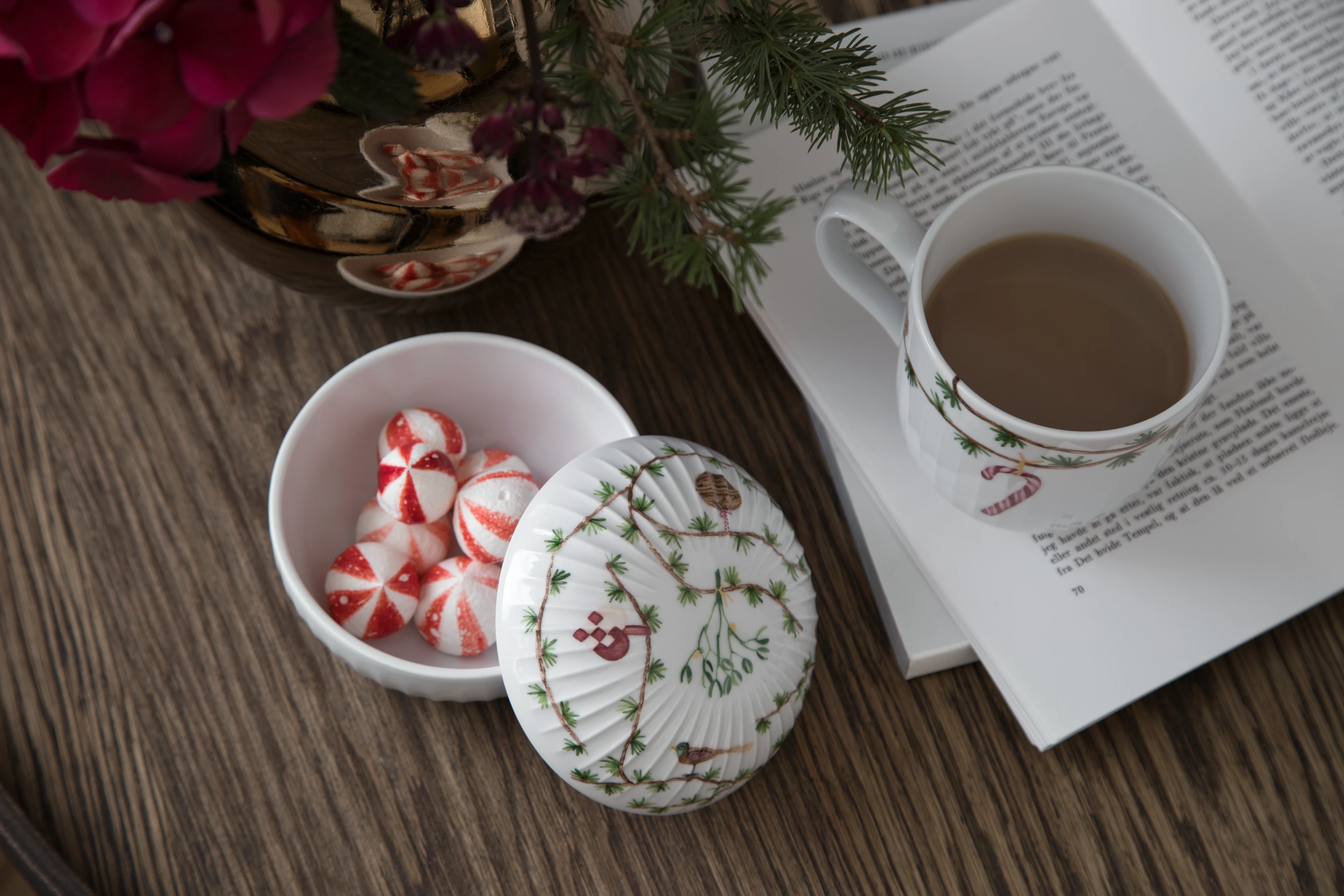 Bonbonniere Ø12 cm von Kähler in der Farbe Weiss mit Dekoration, hergestellt aus Keramik