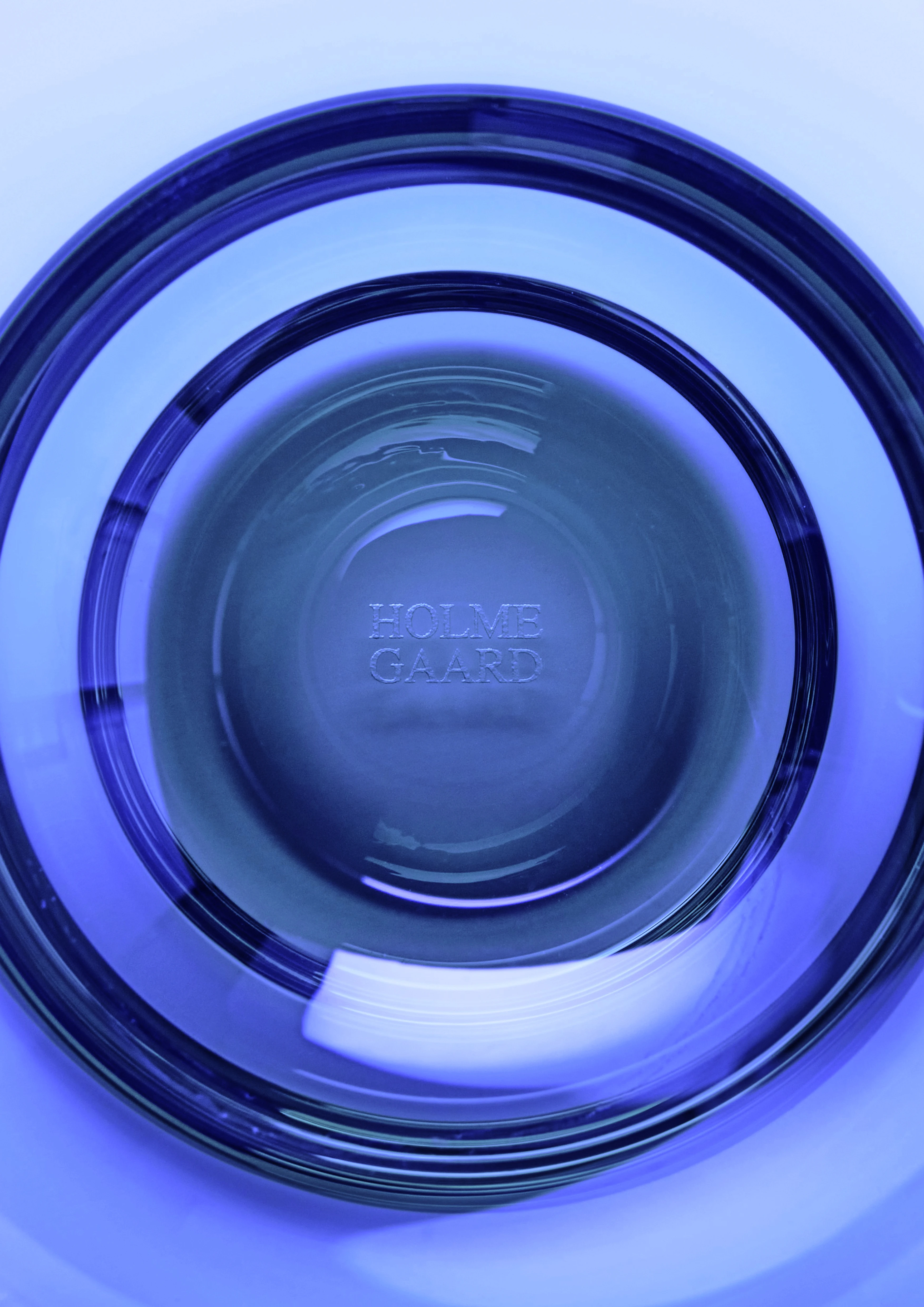 Wasserglas 35 cl von Holmegaard in der Farbe Dunkelblau, hergestellt aus Glas