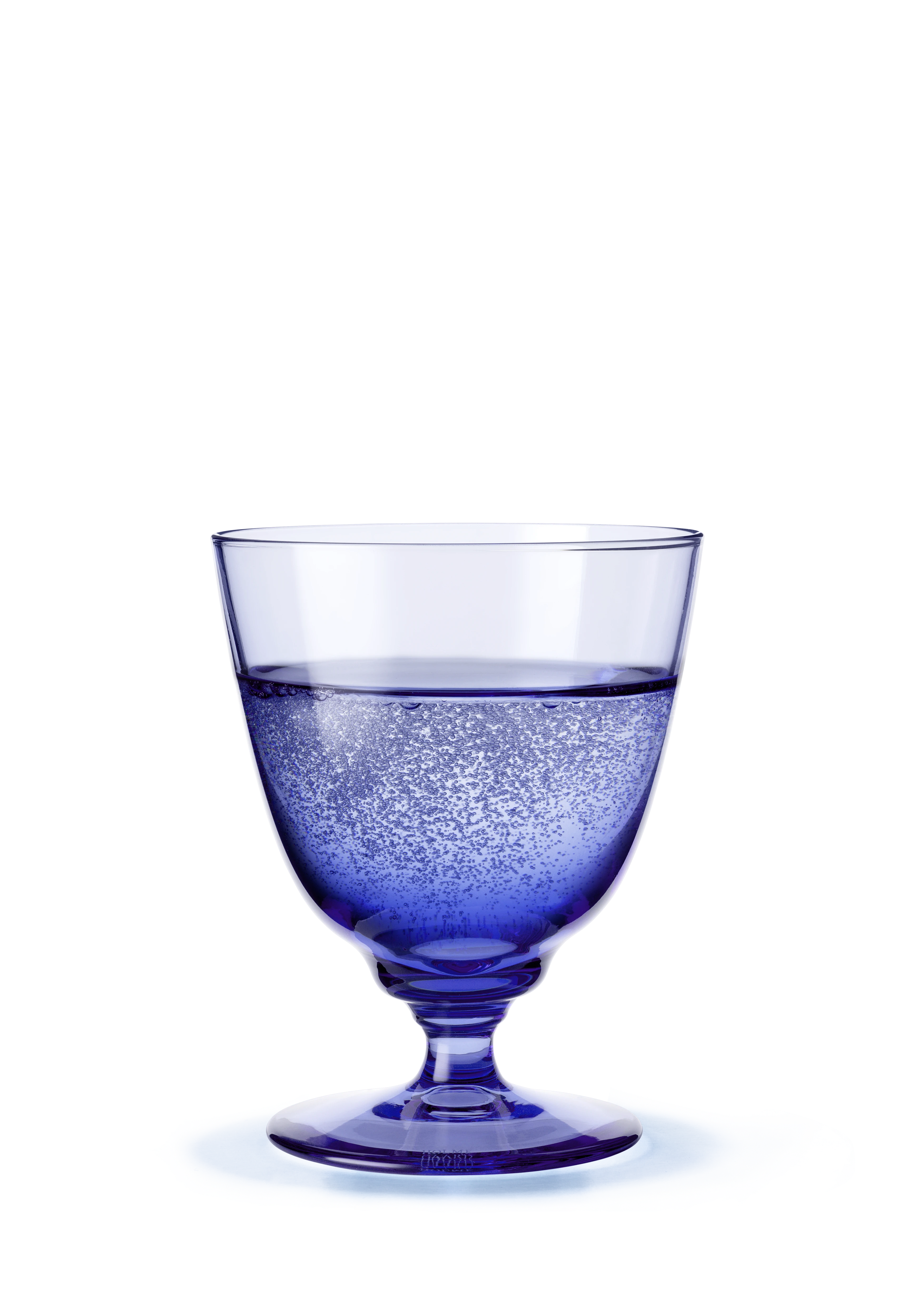 Glas på fod 35 cl fra Holmegaard i farven Mørk blå, lavet af Glas