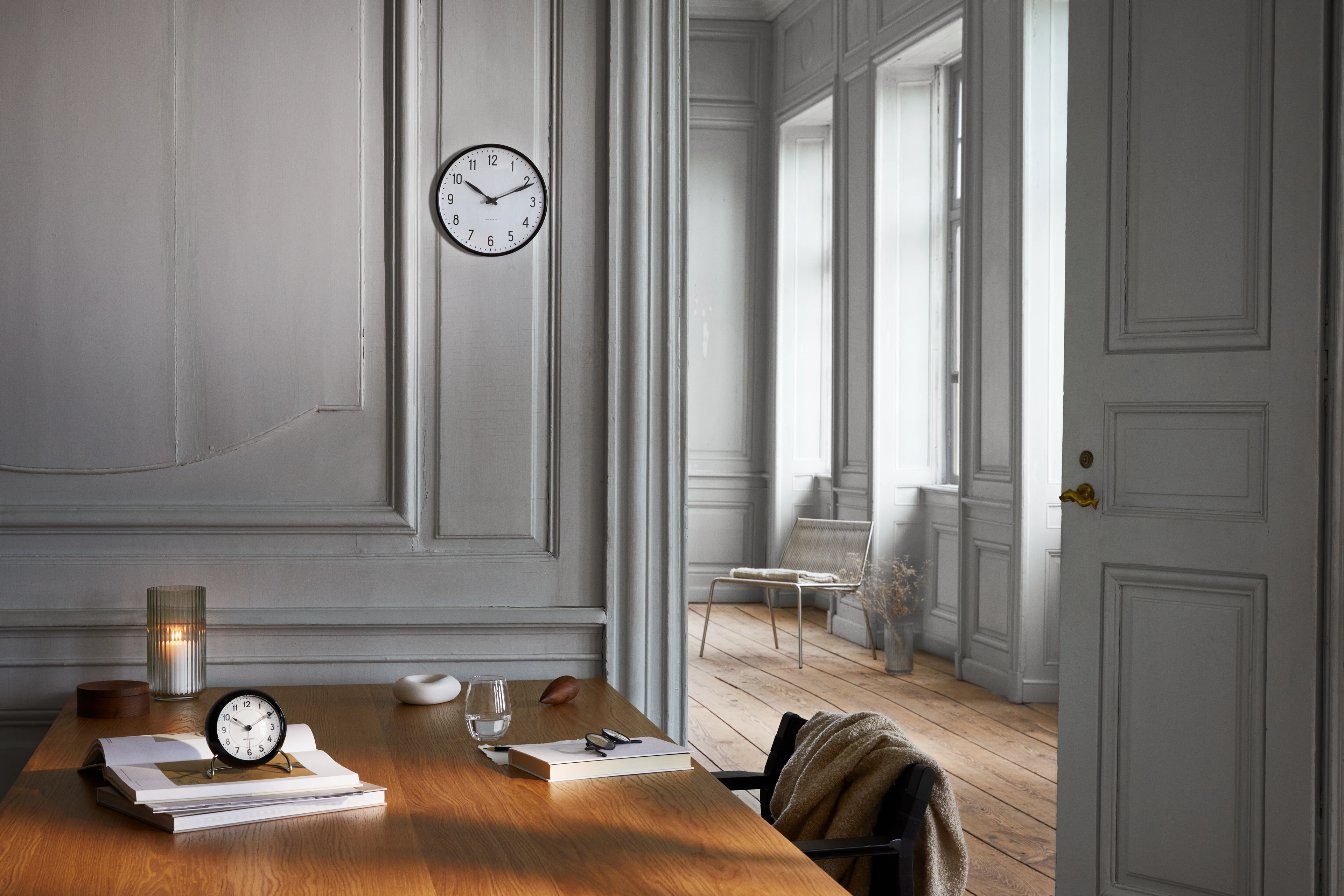 Arne Jacobsen Clocks Wall clock Ø29 cm in White/Black