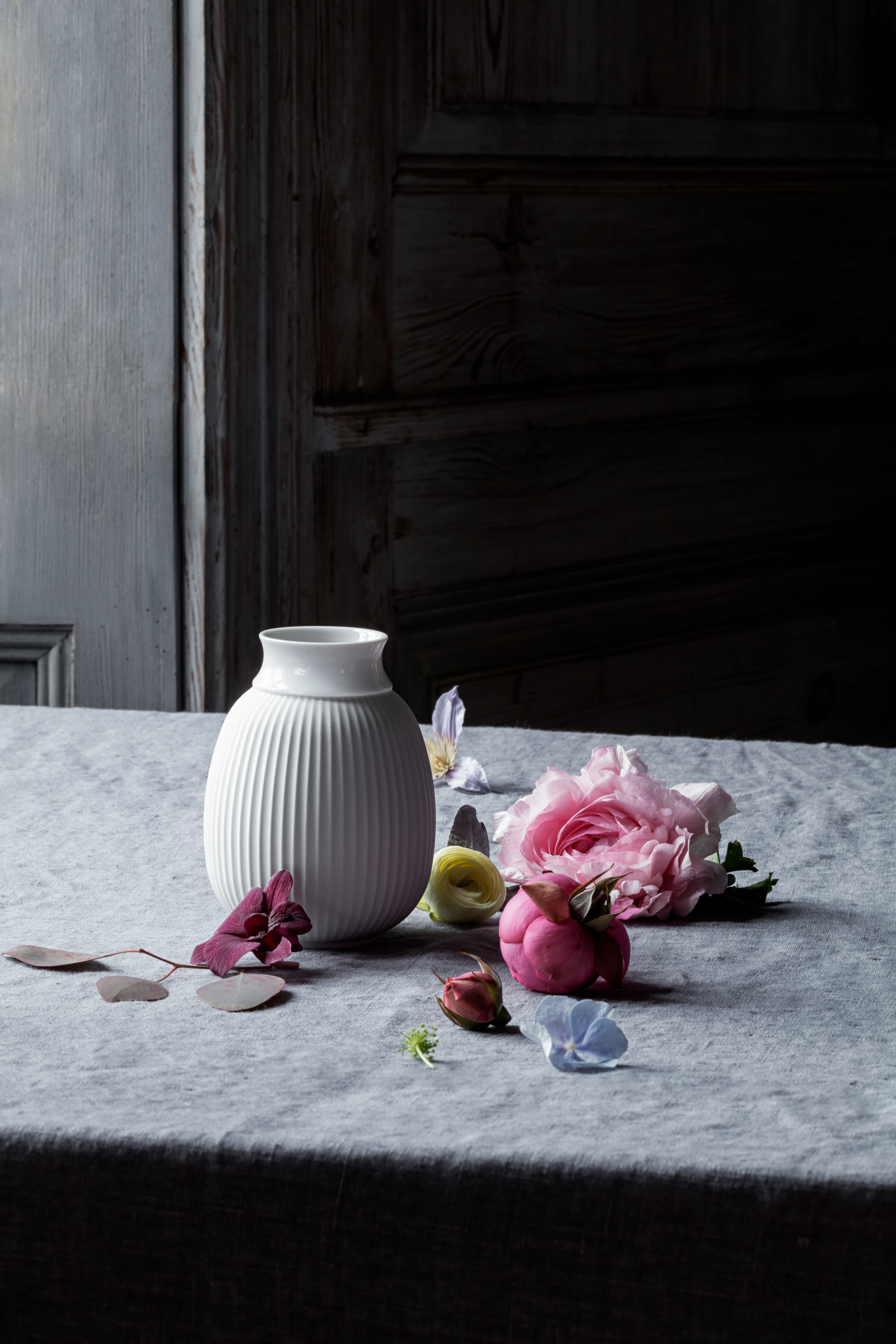 Vase H17.5 cm fra Lyngby Porcelæn i farven Hvid, lavet af Keramik