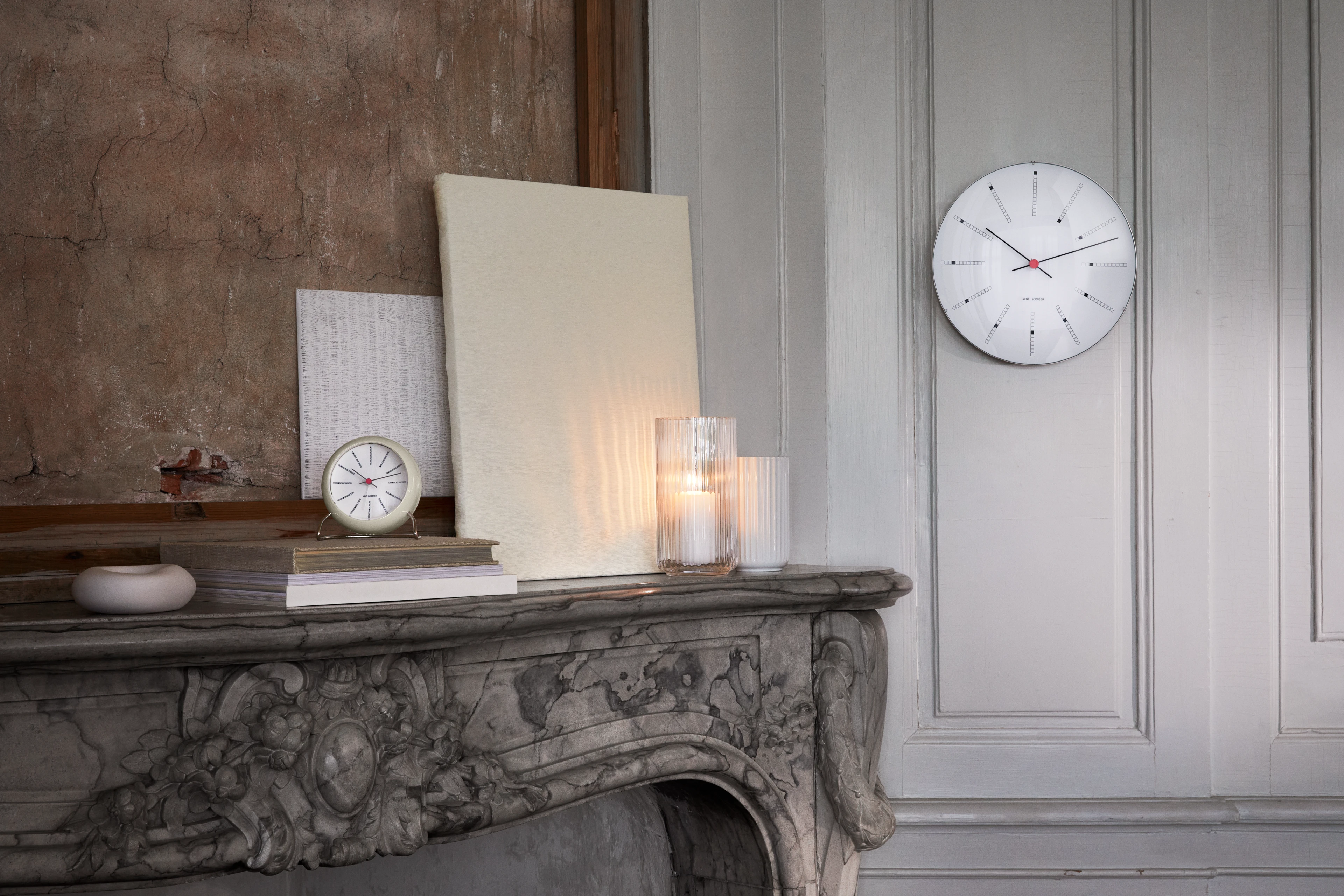 Table clock Ø11 cm from Arne Jacobsen in White color, made of Plastic