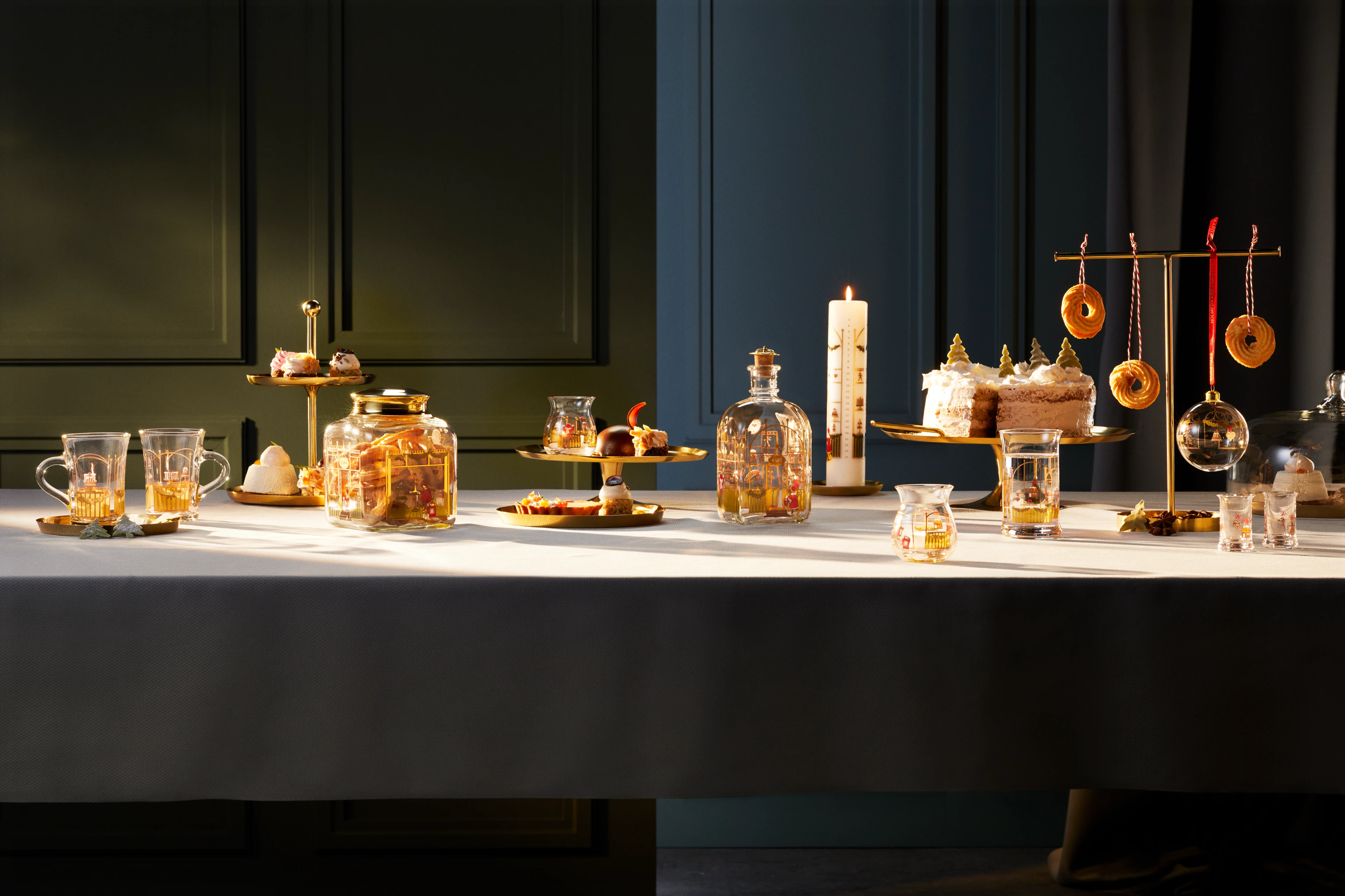 Juleflaske og glas i snelandskab