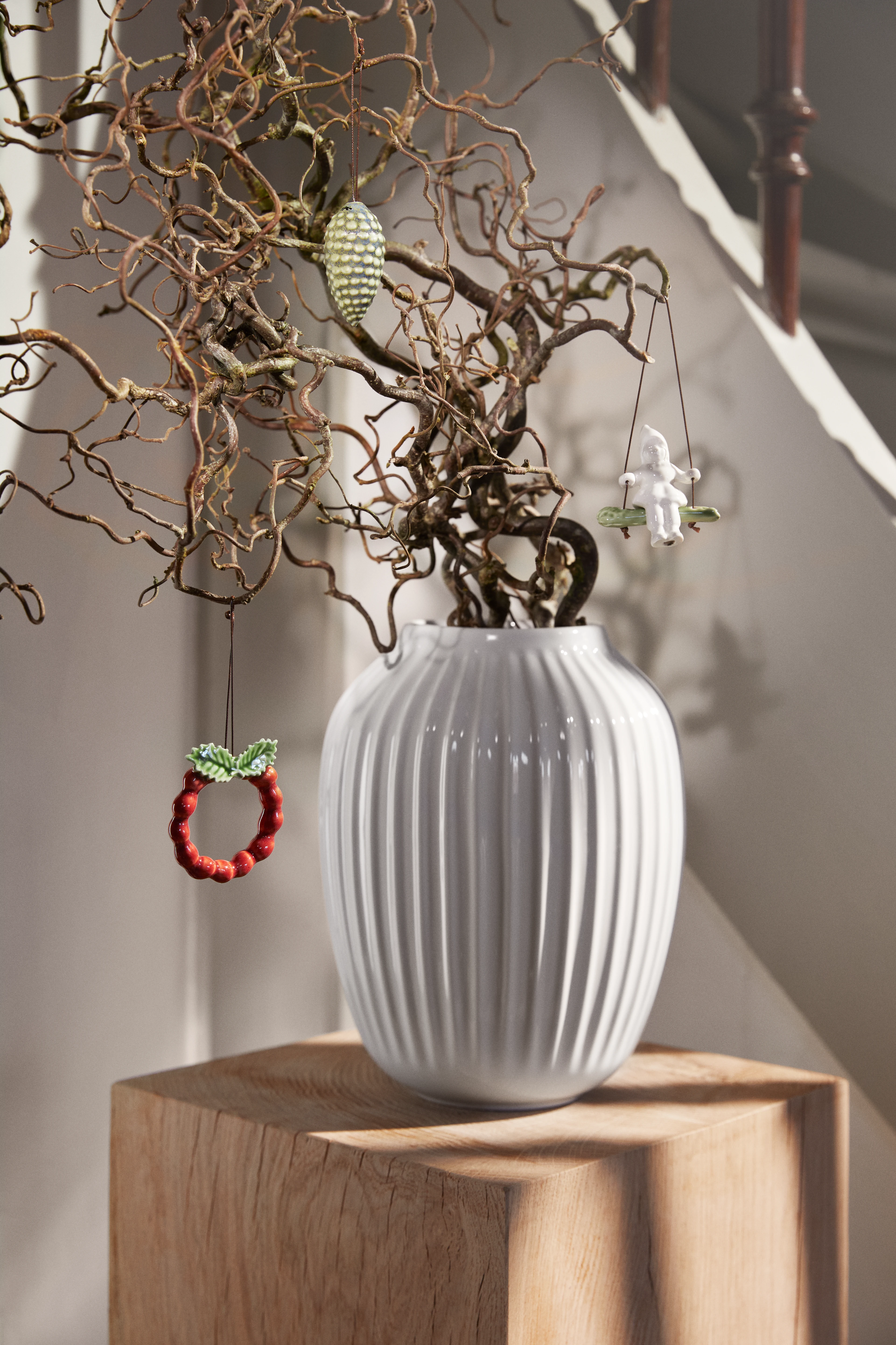 Gyngende jente Oppheng H8 fra Kähler i fargen Hvit, laget av Keramikk