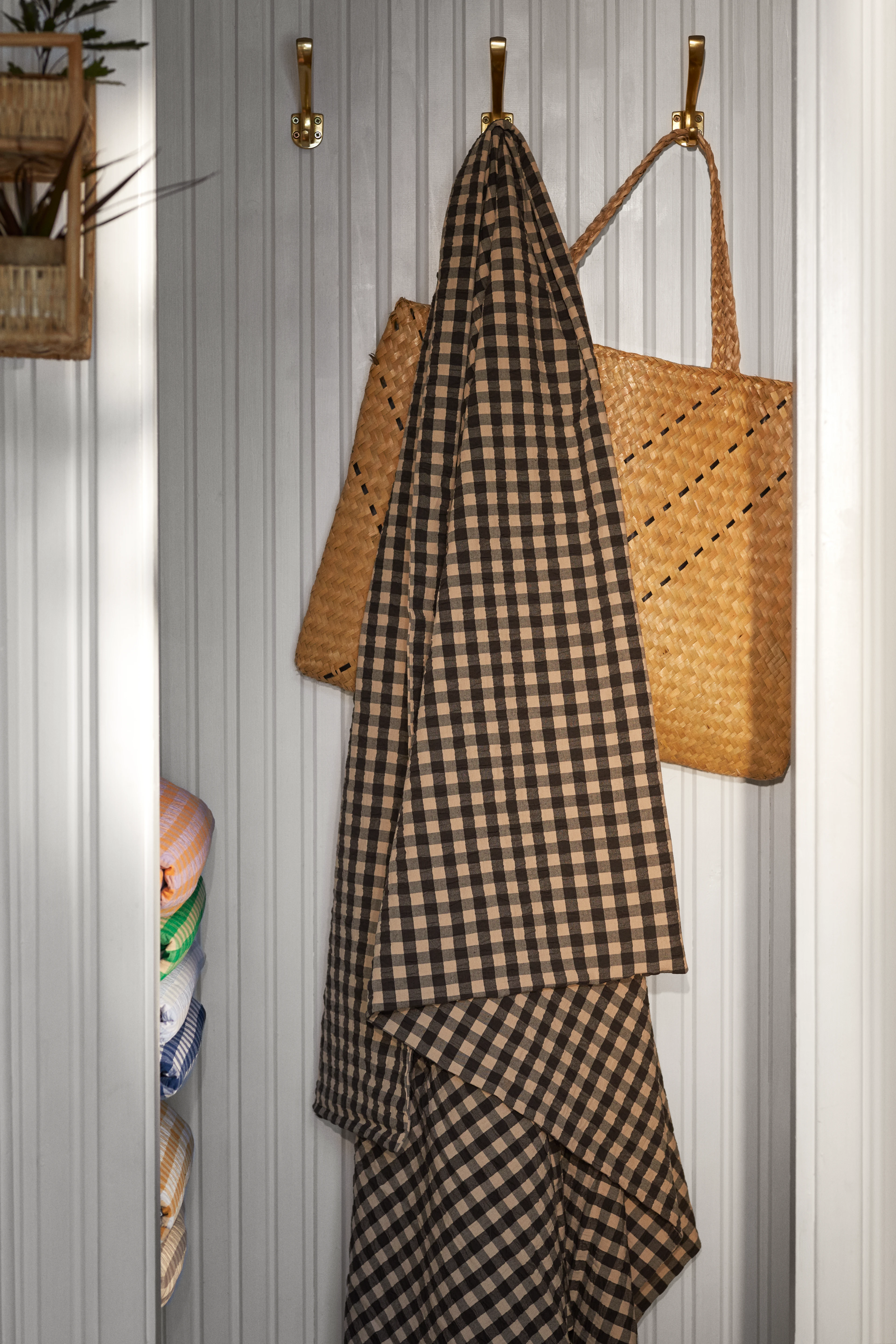 Sengetøy 150x210 cm fra JUNA i fargen Svart/Sand, laget av Bomull