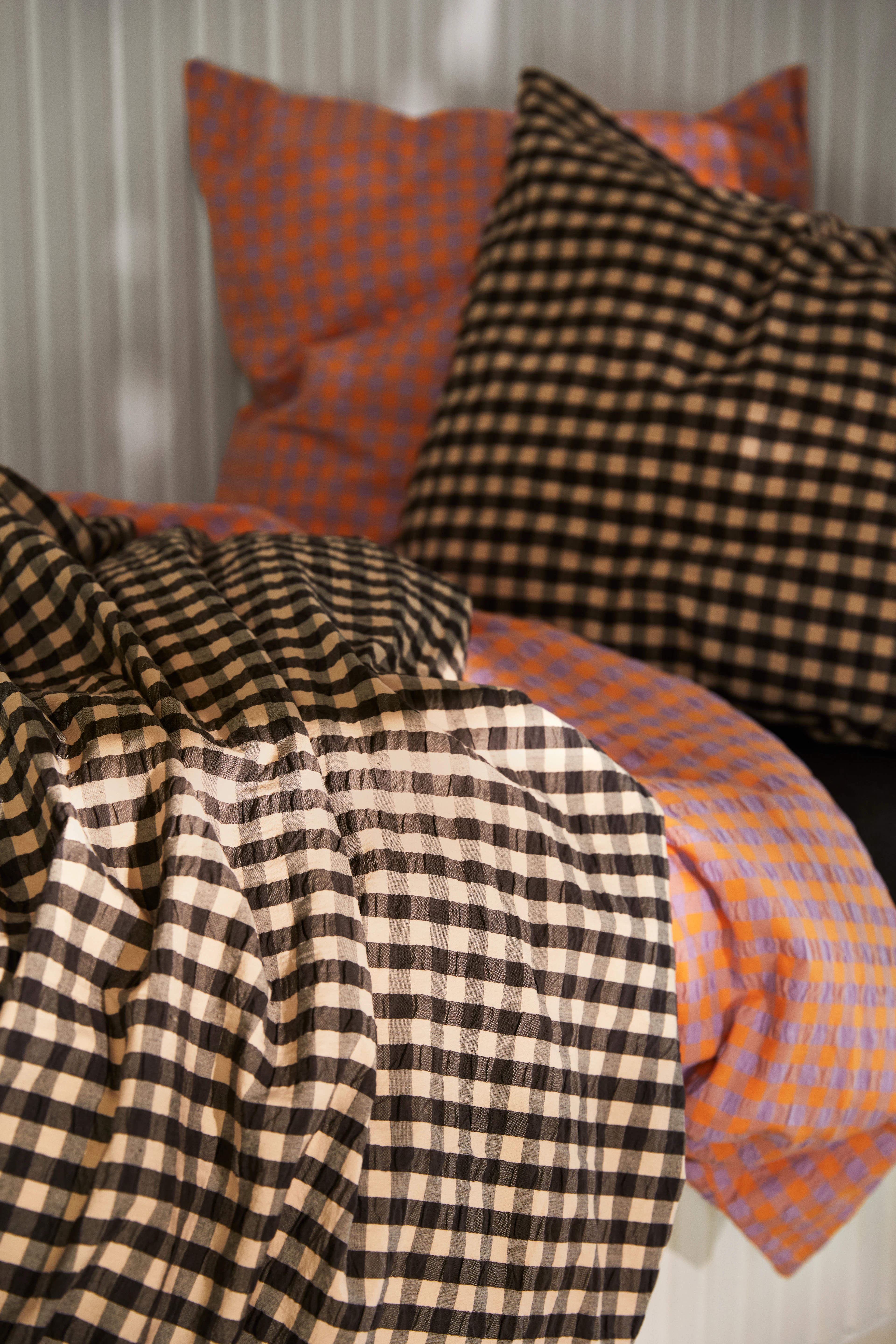 Bed linen 140x200 cm from JUNA in Black/Sand color, made of Cotton