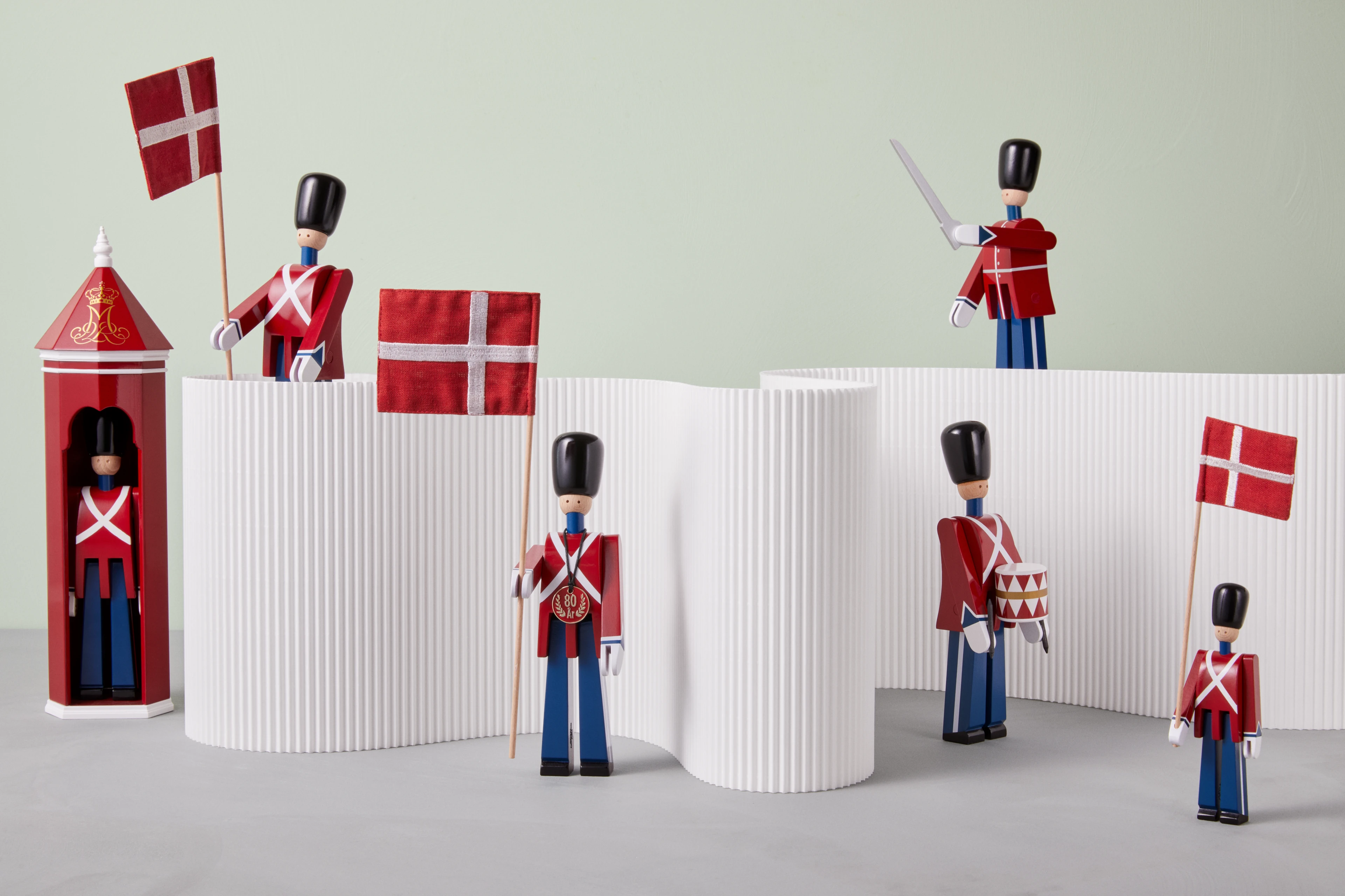 Fanebærer liten fra Kay Bojesen i fargen Rød/Blå/Hvit, laget av Tre