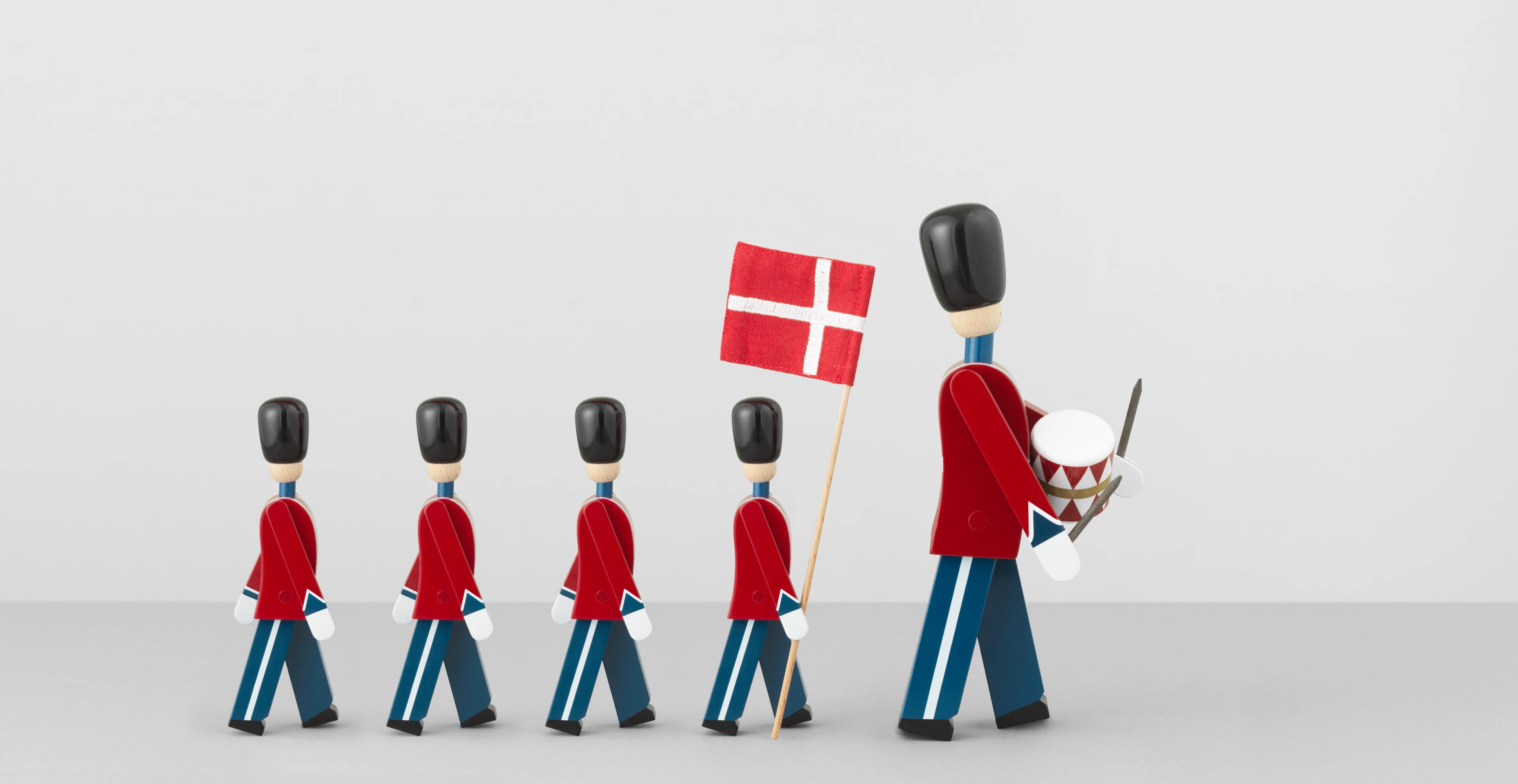 Trommeslager liten fra Kay Bojesen i fargen Rød/Blå/Hvit, laget av Tre