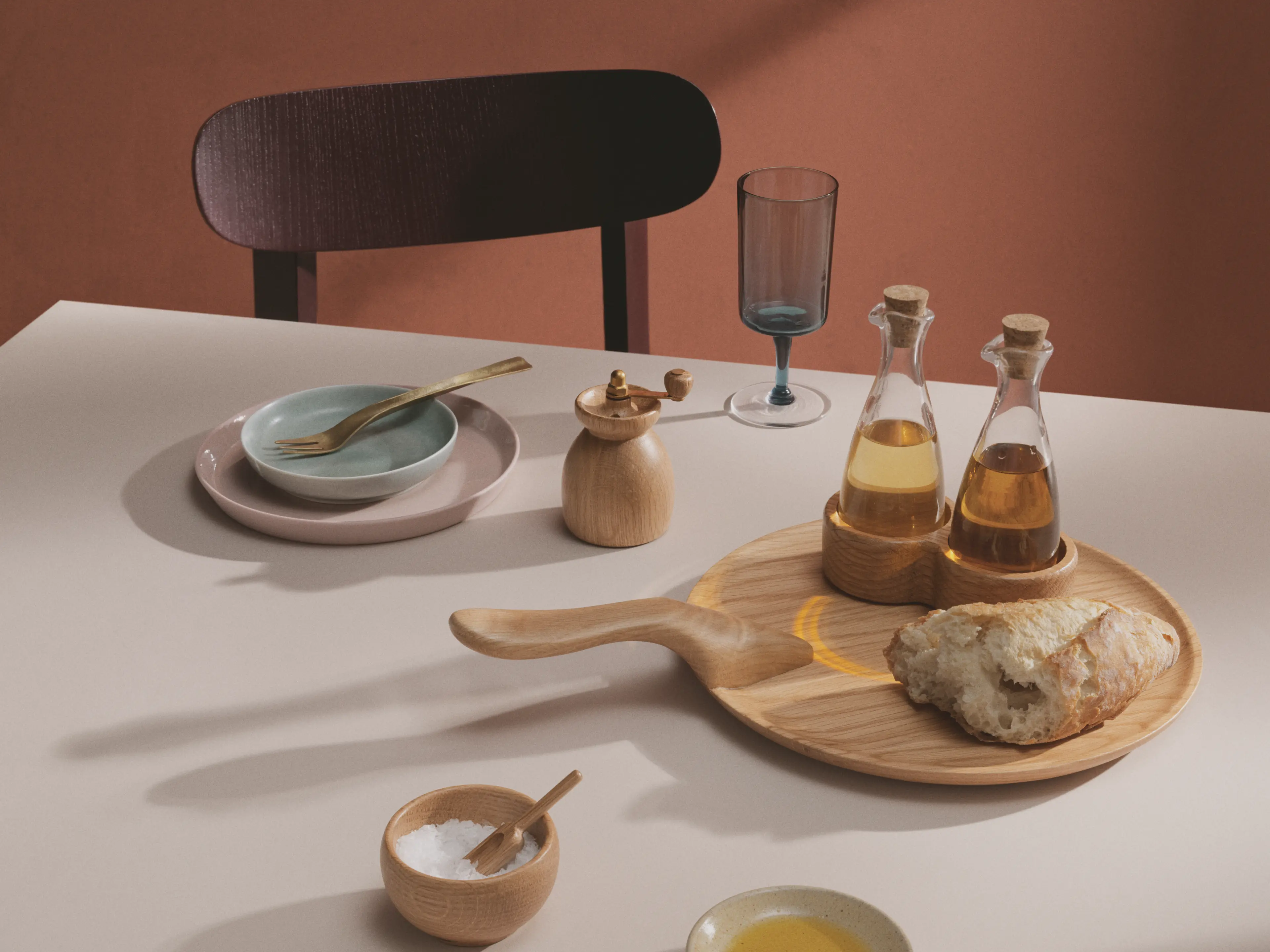 Kay Bojesen servering med træfigur, brød og glas på bord, stilrent dansk design til hverdagsbordet