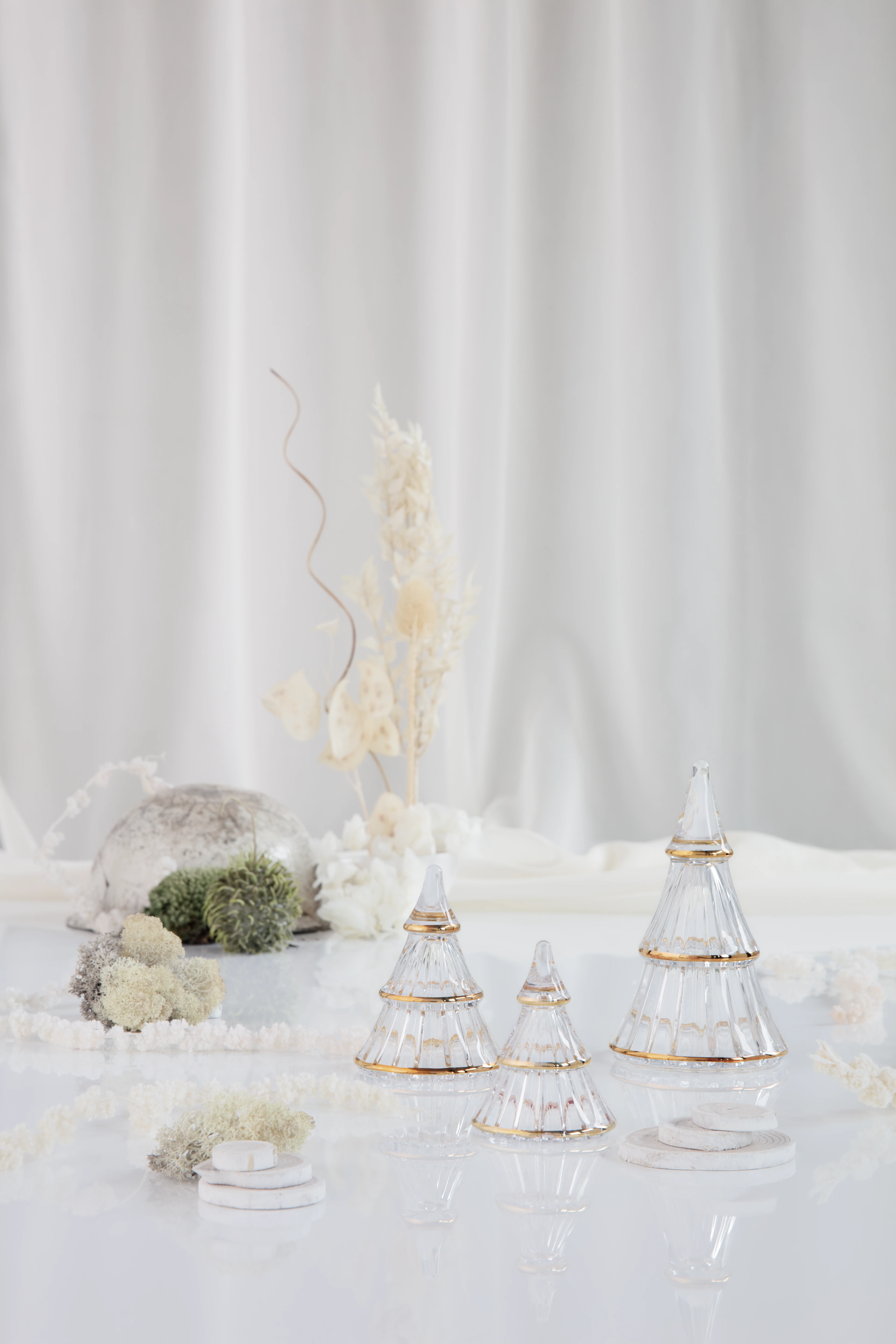 Glass juletre på bordet med dekorasjoner