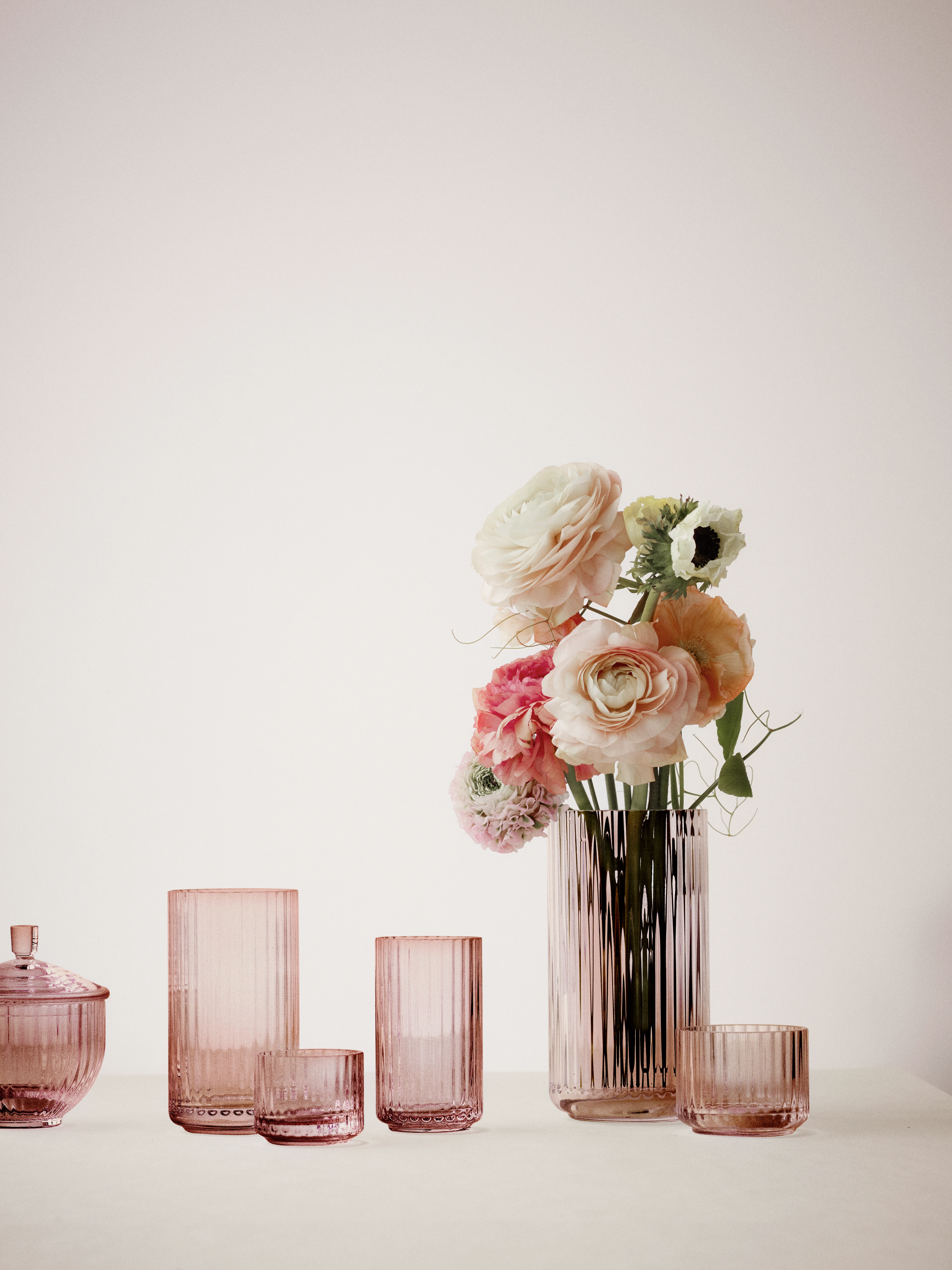 Vas H15.5 cm från Lyngby Porcelæn i färgen Burgundy, tillverkad av Glas