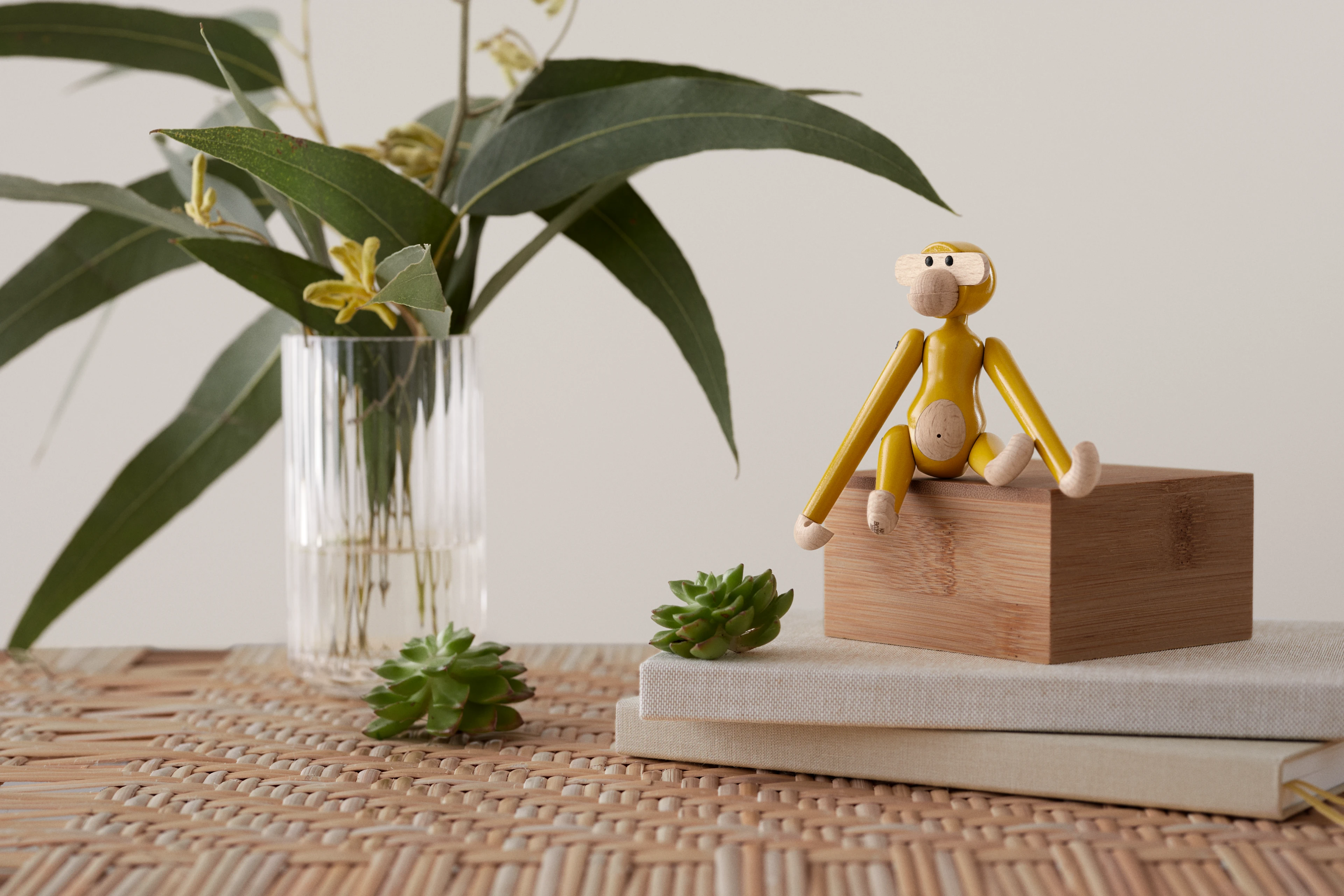 Ape mini fra Kay Bojesen i fargen Vintage gul, laget av Tre