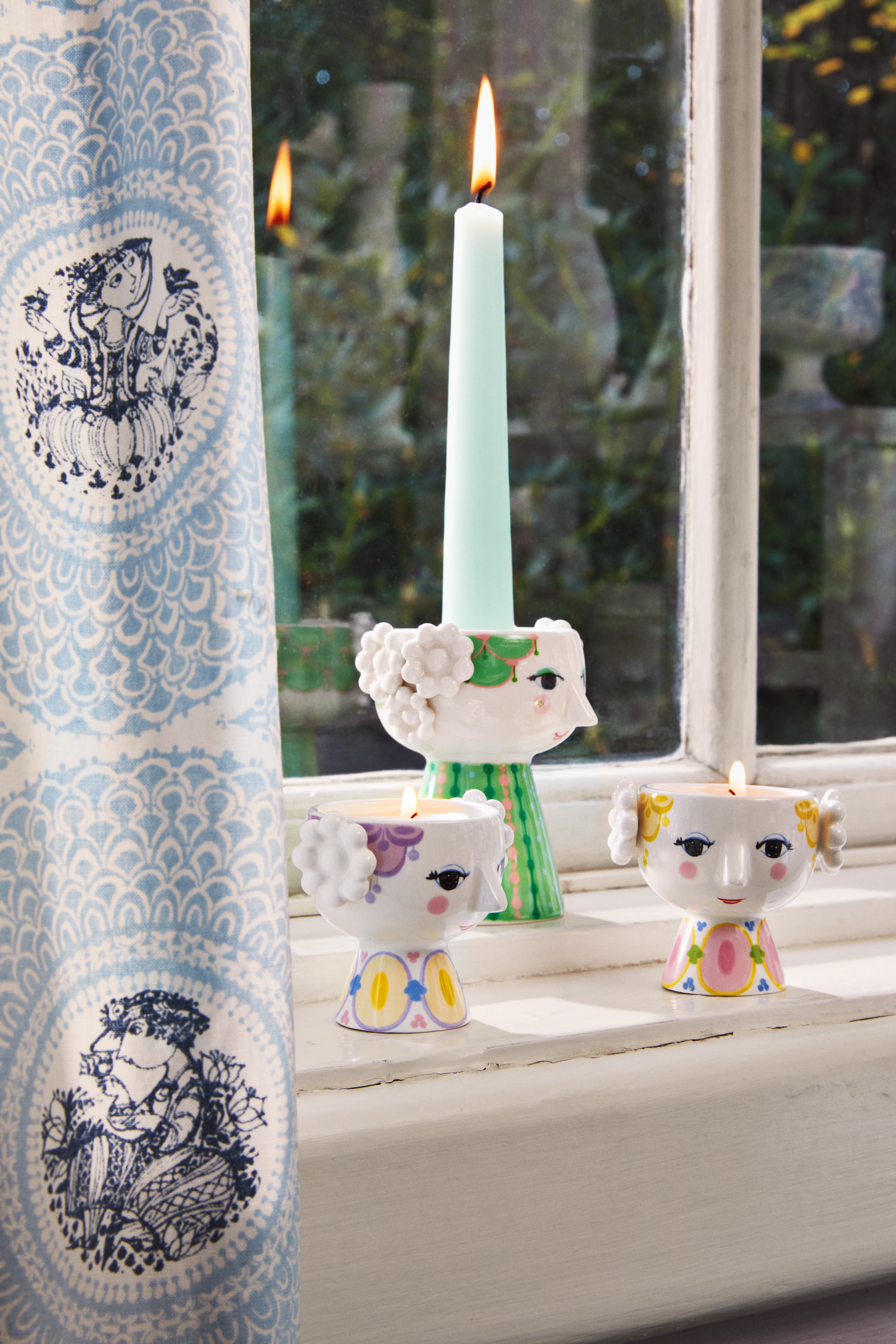 Ljuslykta Ø6.5 cm 2 st. från Bjørn Wiinblad i färgen Gul/Lavender, tillverkad av Keramik