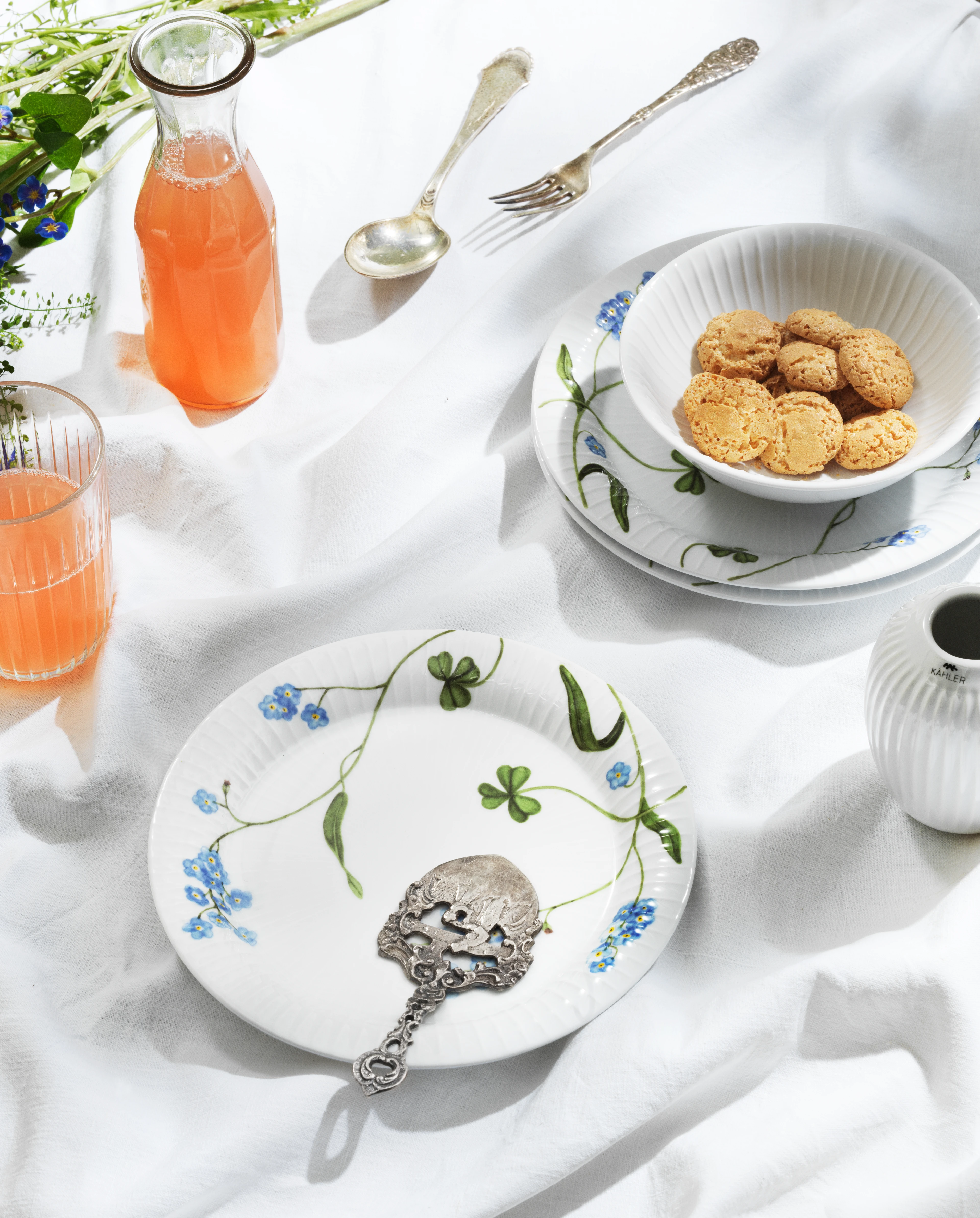 Tallerken Ø22 cm fra Kähler i fargen Forget Me Not, laget av Keramikk