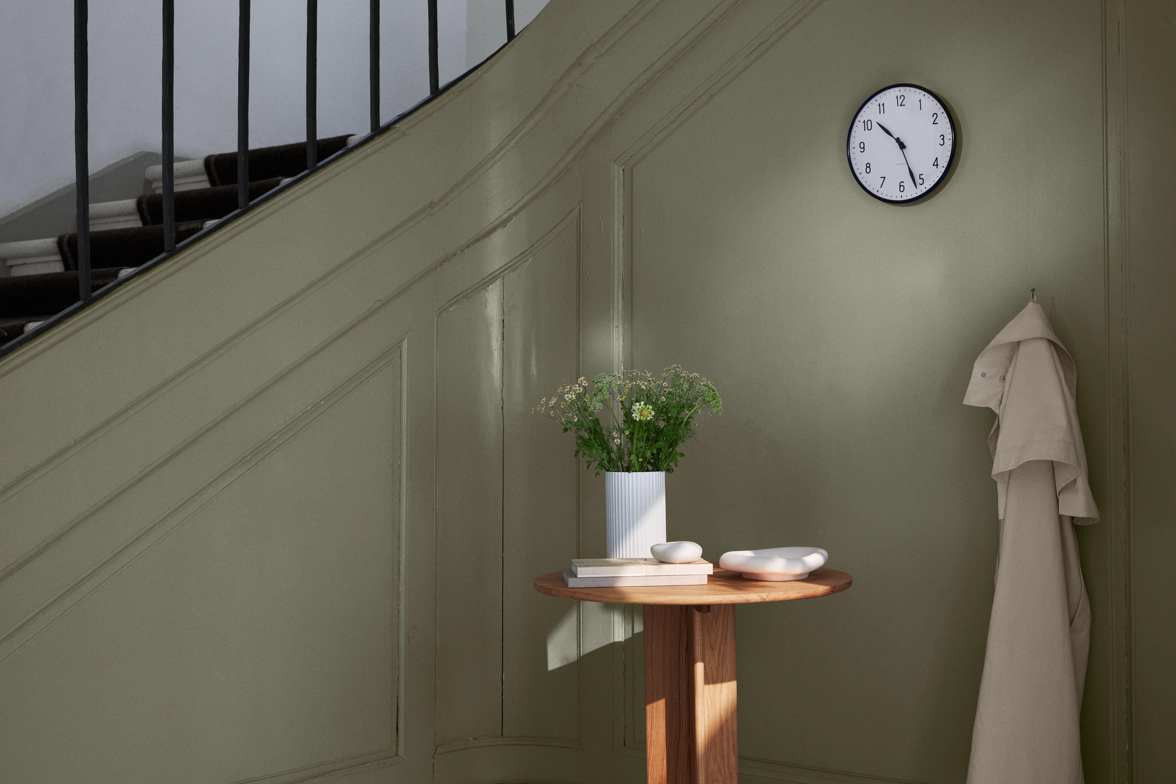 Vægur Ø21 cm fra Arne Jacobsen i farven Hvid/Sort, lavet af Metal