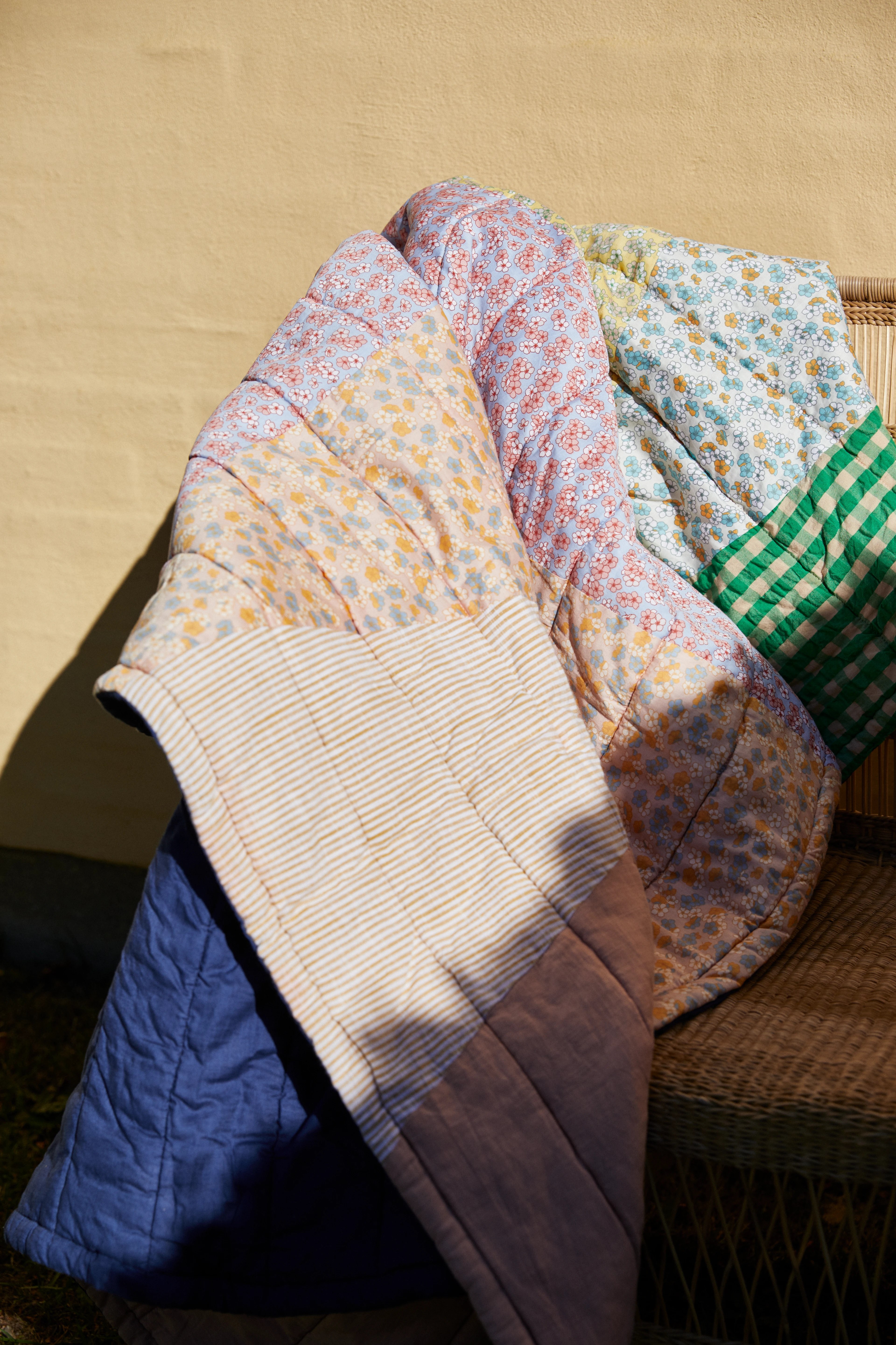 Vista Quilt 130x180 cm från JUNA i färgen Multi, tillverkad av Bomullsblandning