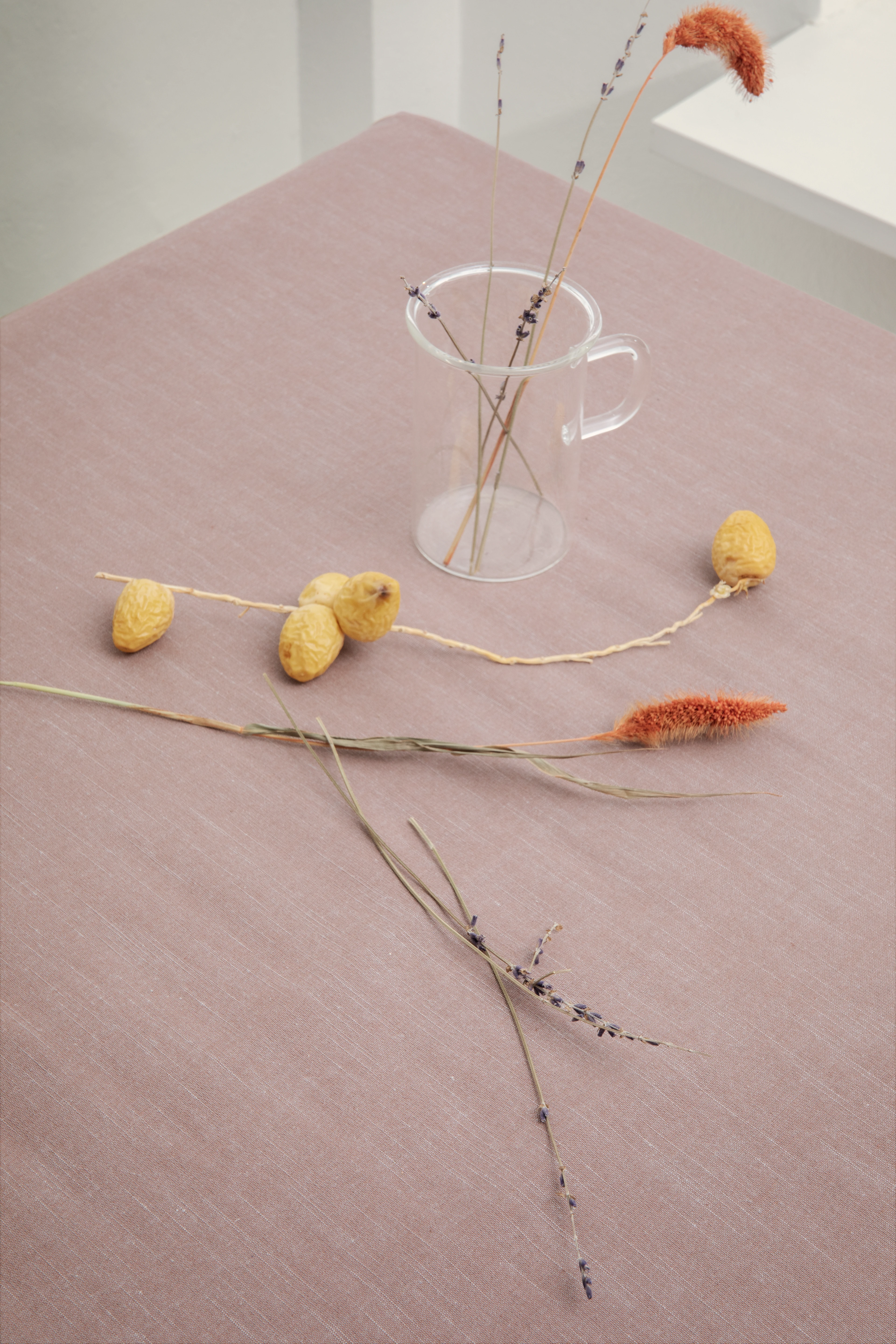 Duk 150x220 cm från JUNA i färgen Damm röd, tillverkad av Bomull