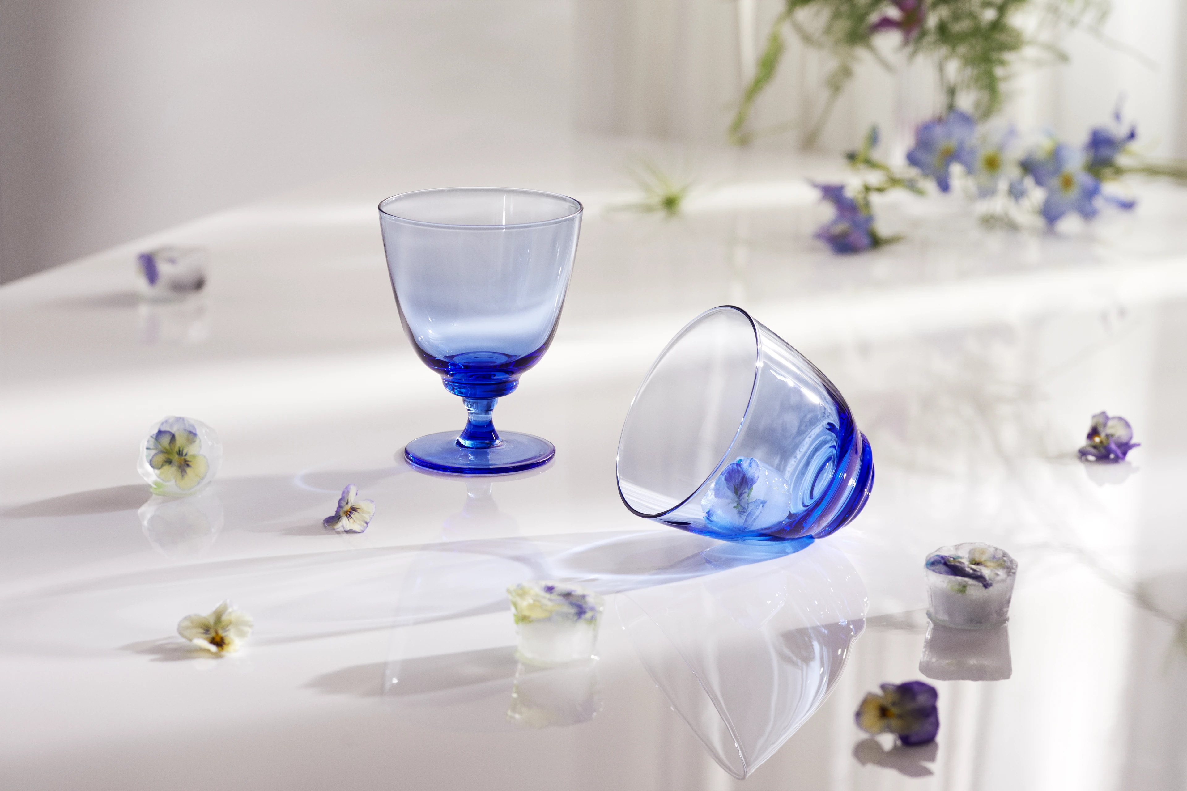 Glass on foot 35 cl from Holmegaard in Dark blue color, made of Glass