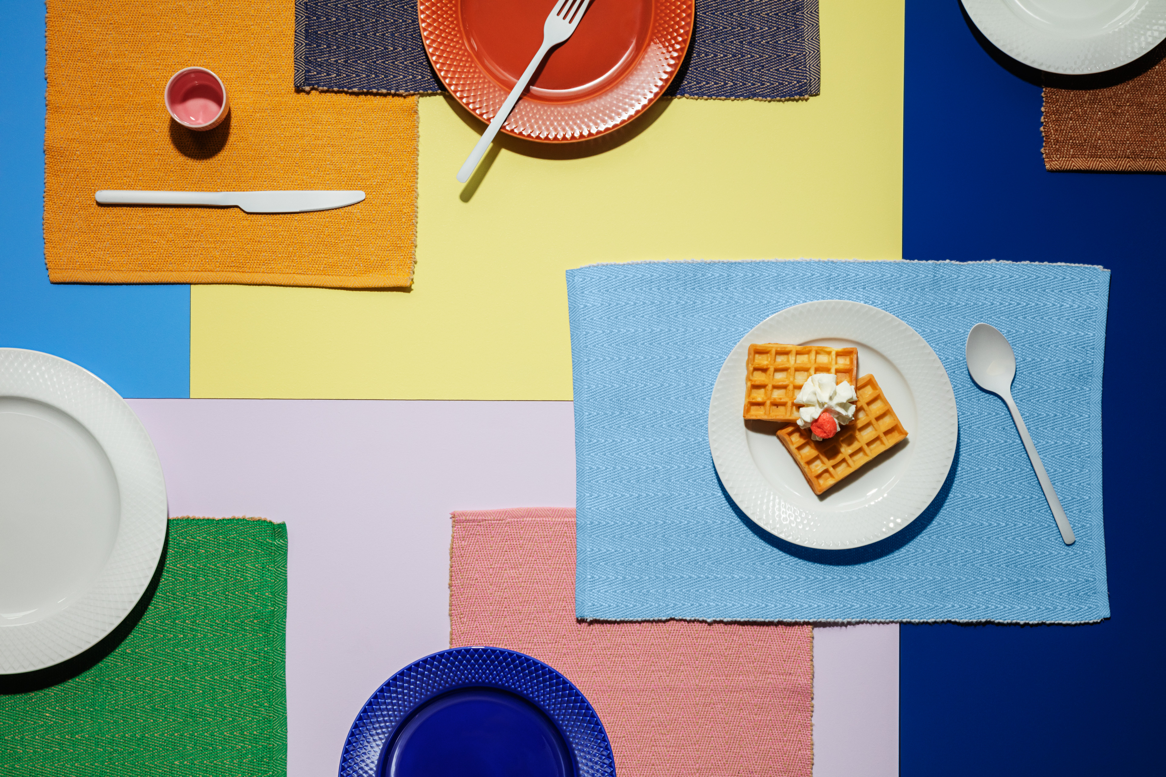 Das Tischset und die Stoffserviette aus der Serie Lyngby Porcelain Herringbone