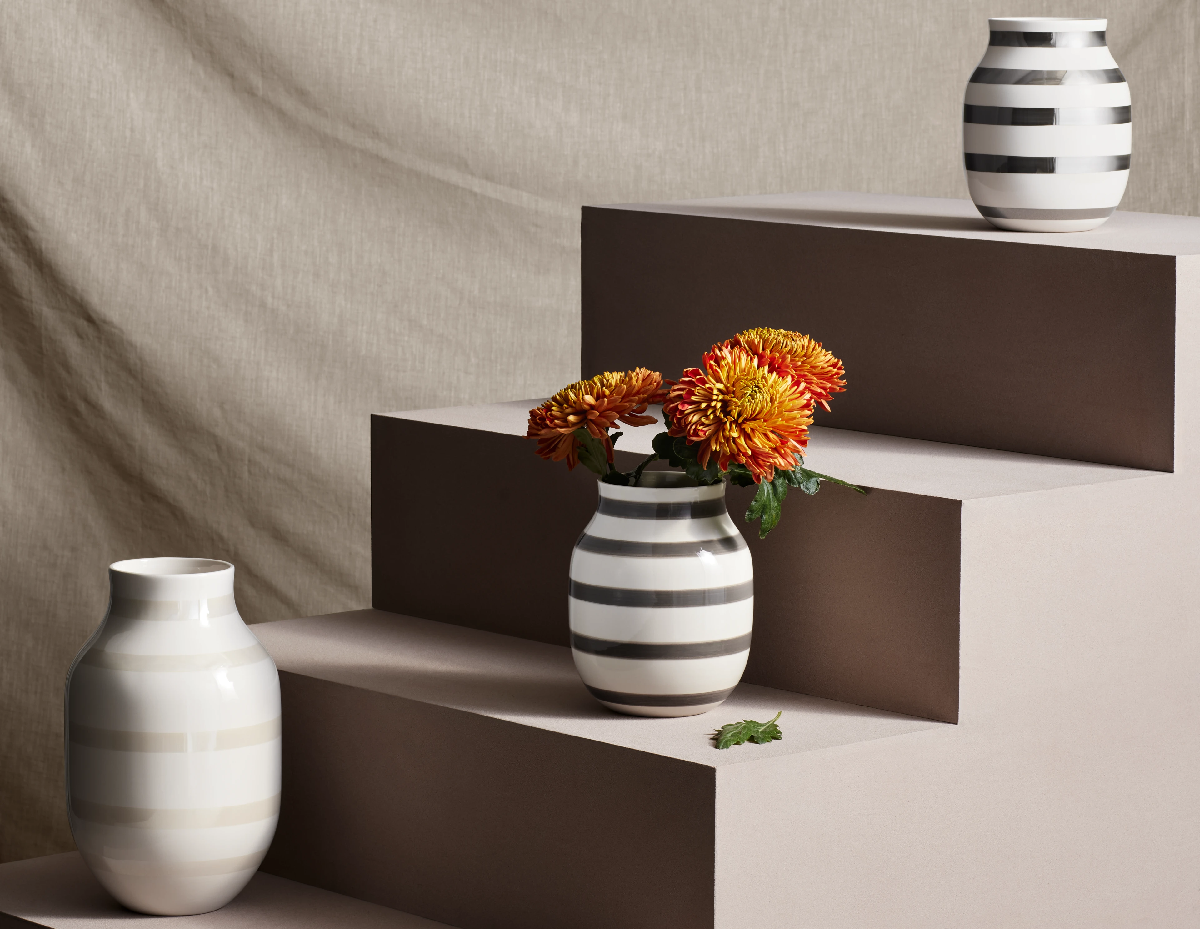 Vase H20 cm von Kähler in der Farbe Warmes Grau, hergestellt aus Keramik