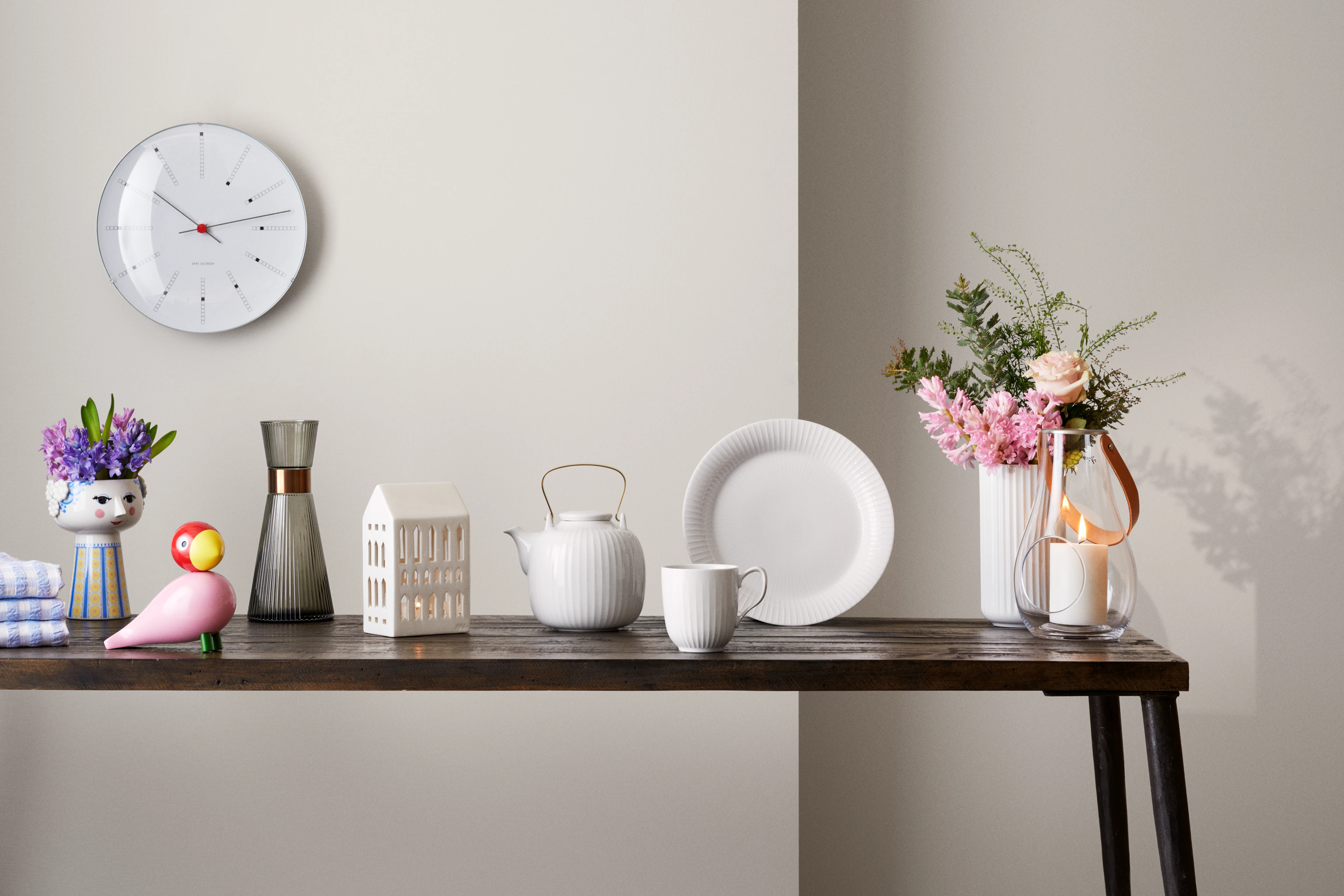 Kay Bojesen Songbird and other iconic design products on a table. Lyngby Porcelæn, Bjørn Wiinblad, Kähler, Holmegaard &JUNA