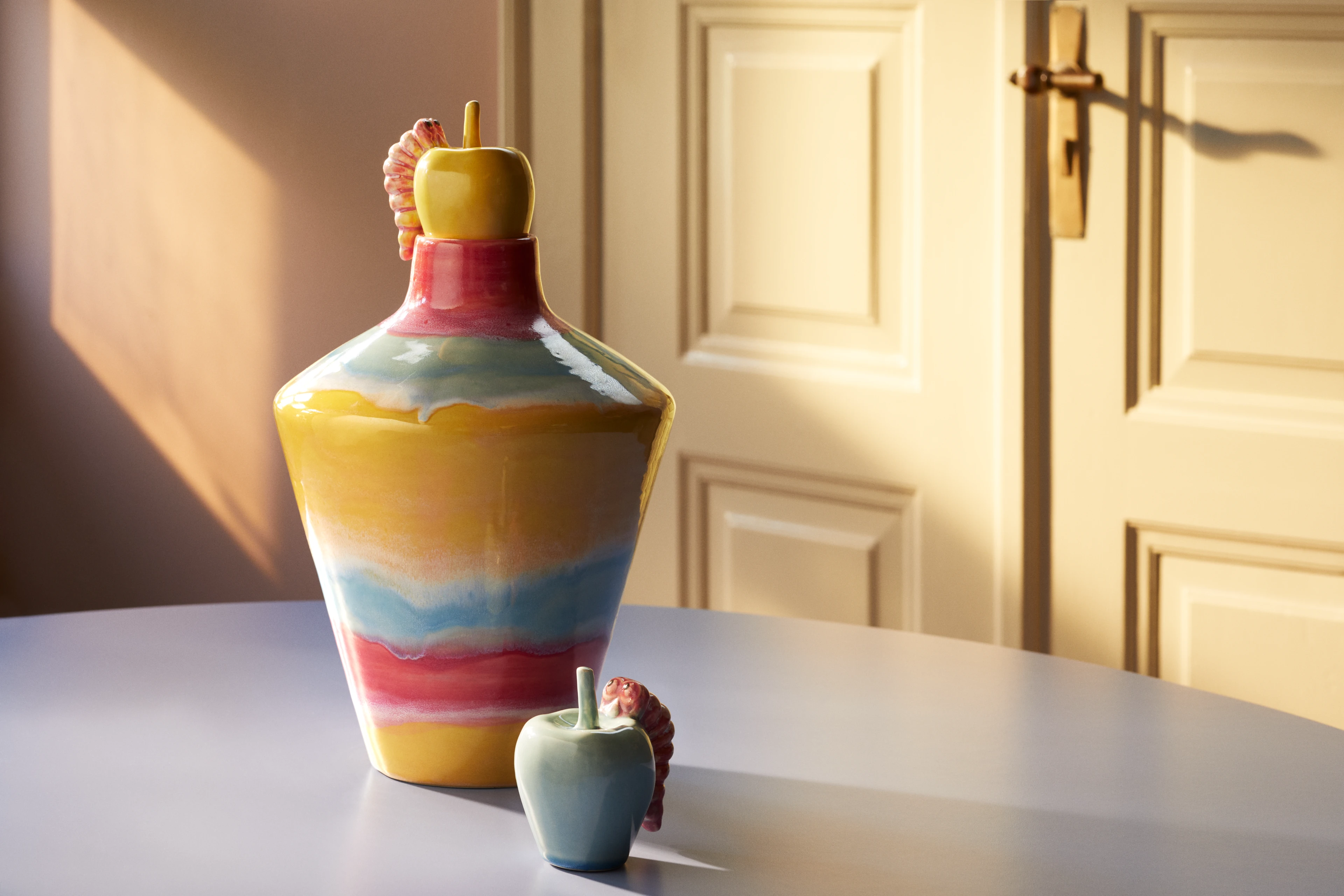 med eple Vase H39 cm fra Kähler i fargen Pink/Mint/Gul, laget av Keramikk