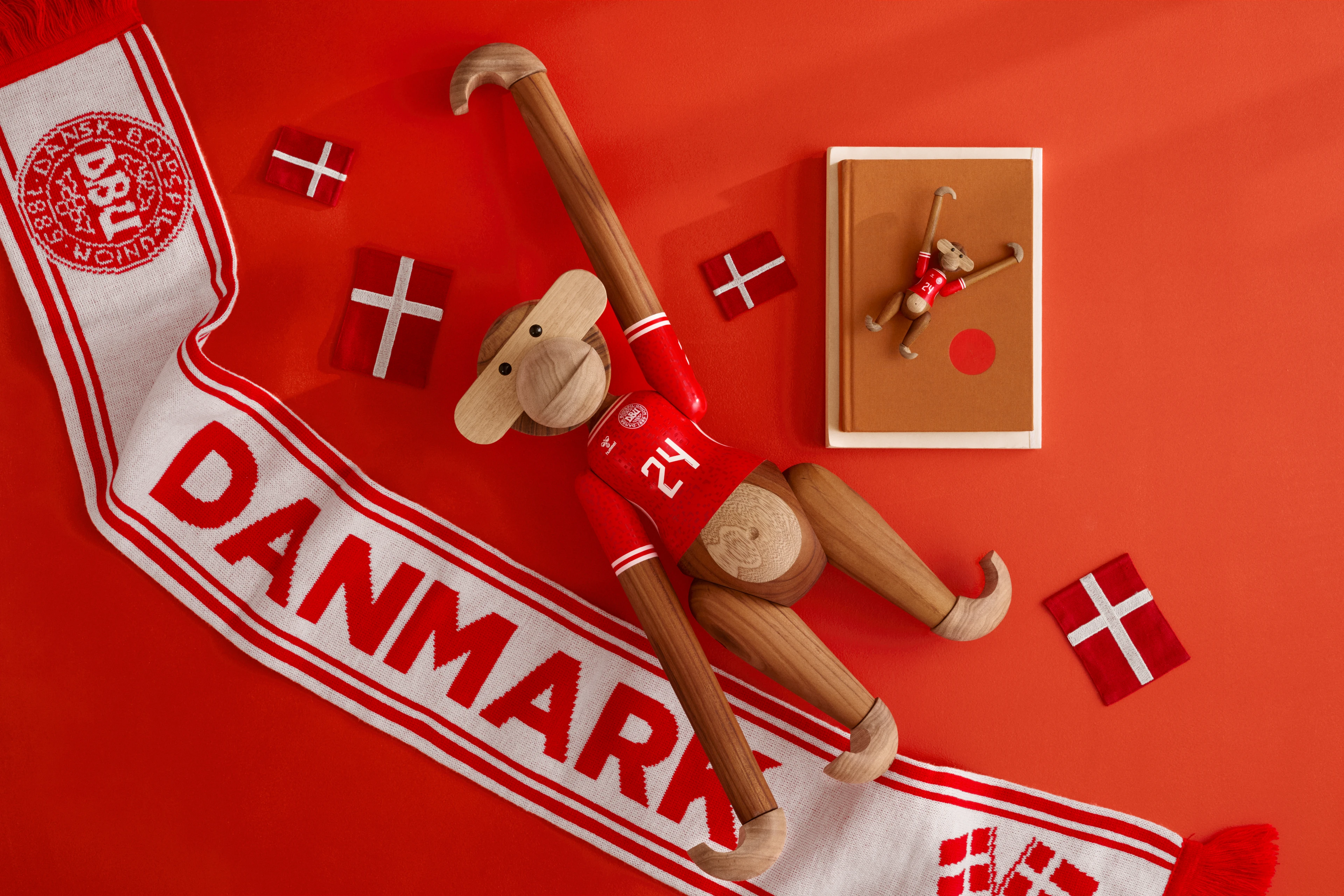 x DBU Herre Ape 2024 stor fra Kay Bojesen i fargen Teak/Limba, laget av Tre