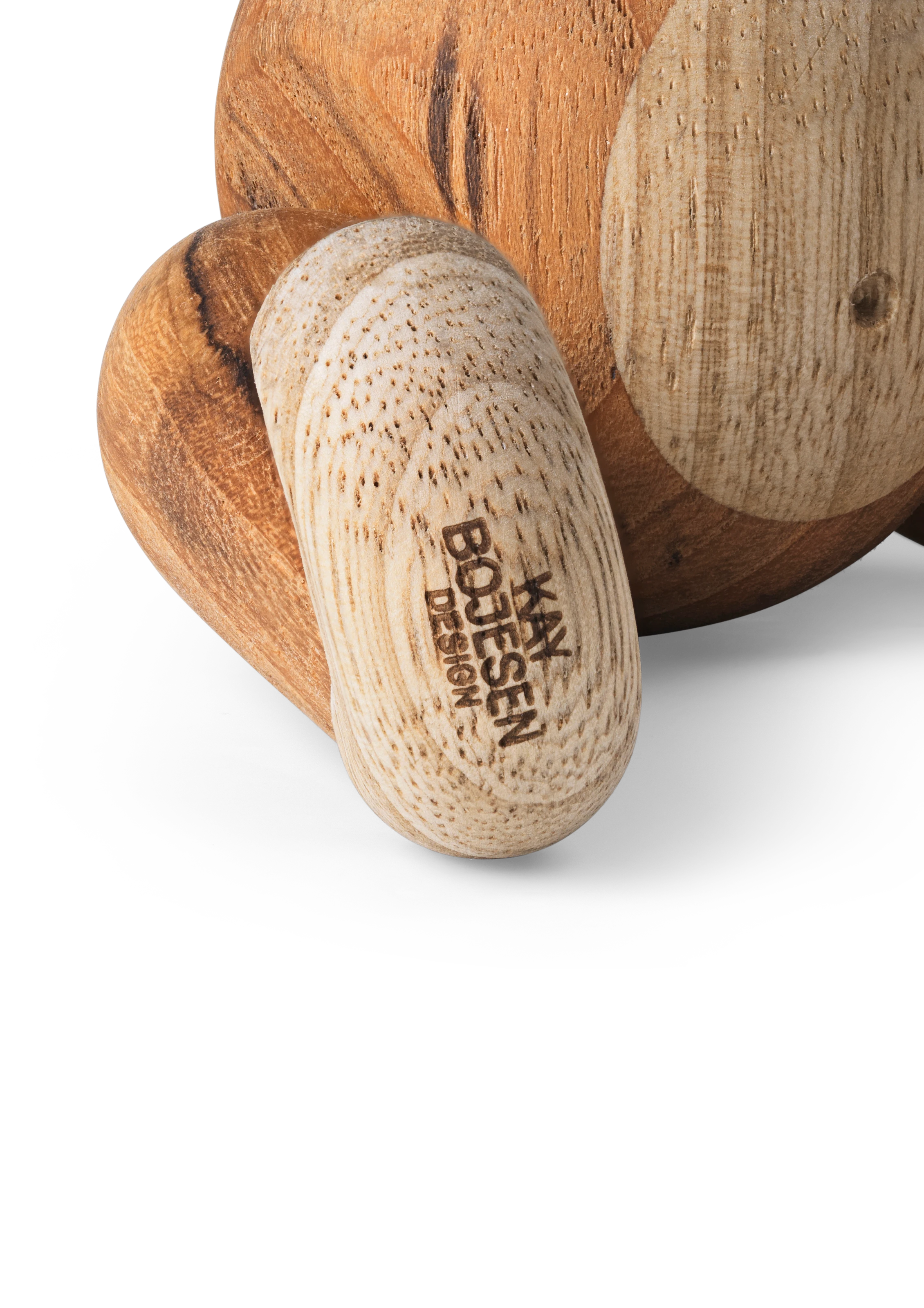 x DBU Herre Apa 2024 liten från Kay Bojesen i färgen Teak/Limba, tillverkad av Trä