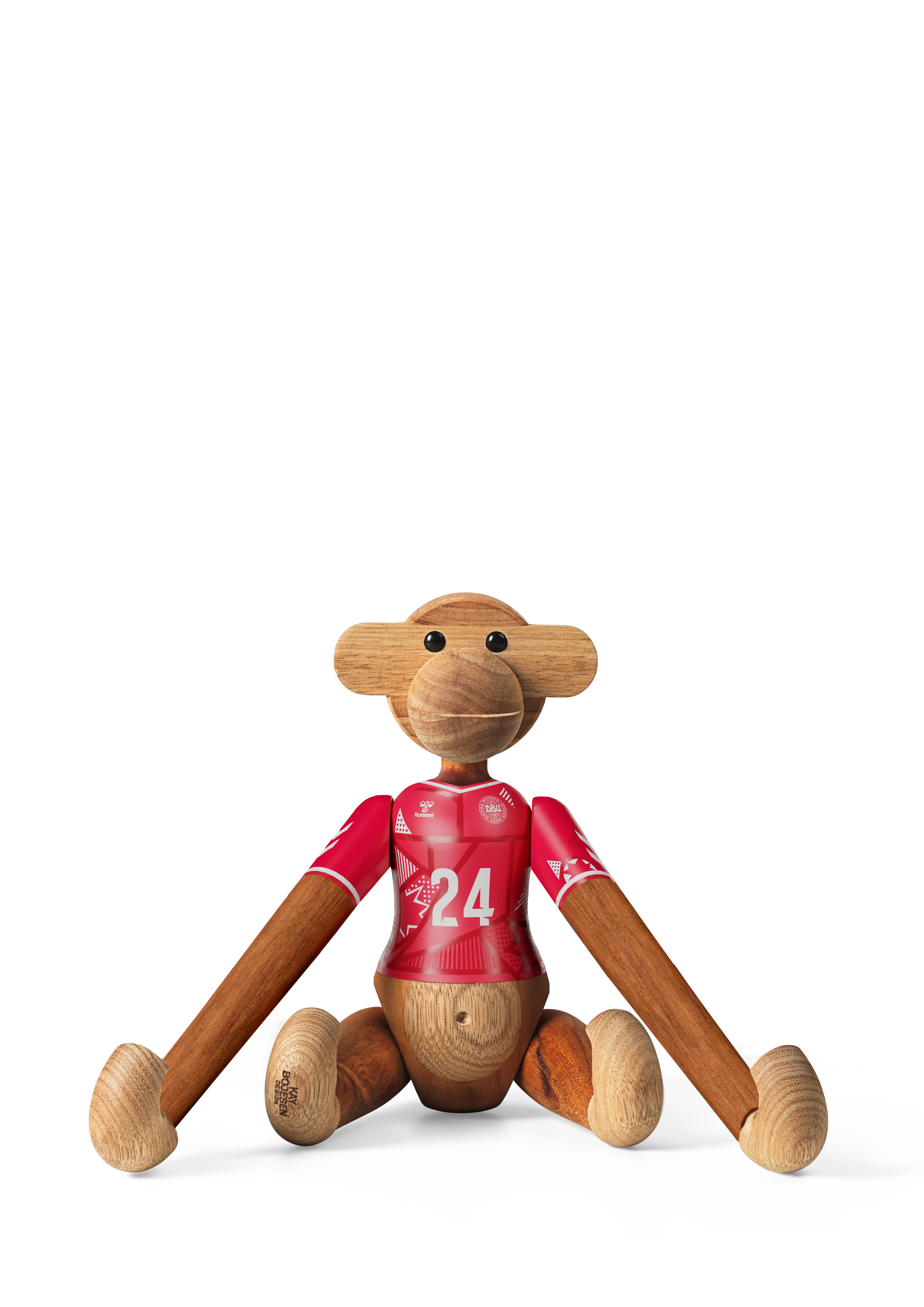 x DBU Kvinna Apa 2024 medium från Kay Bojesen i färgen Teak/Limba, tillverkad av Trä