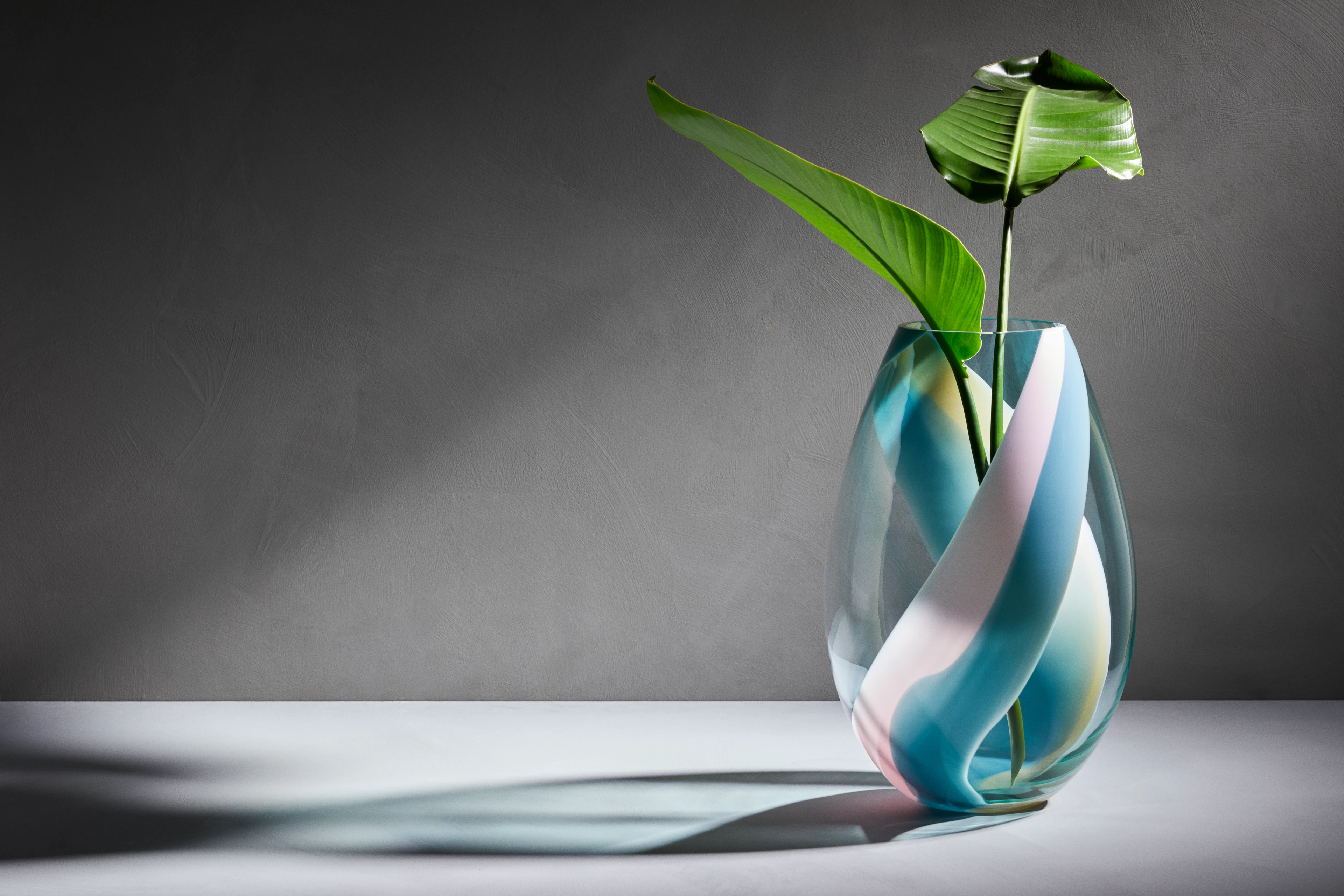 Vas H45 cm från Holmegaard i färgen Lake, tillverkad av Glas