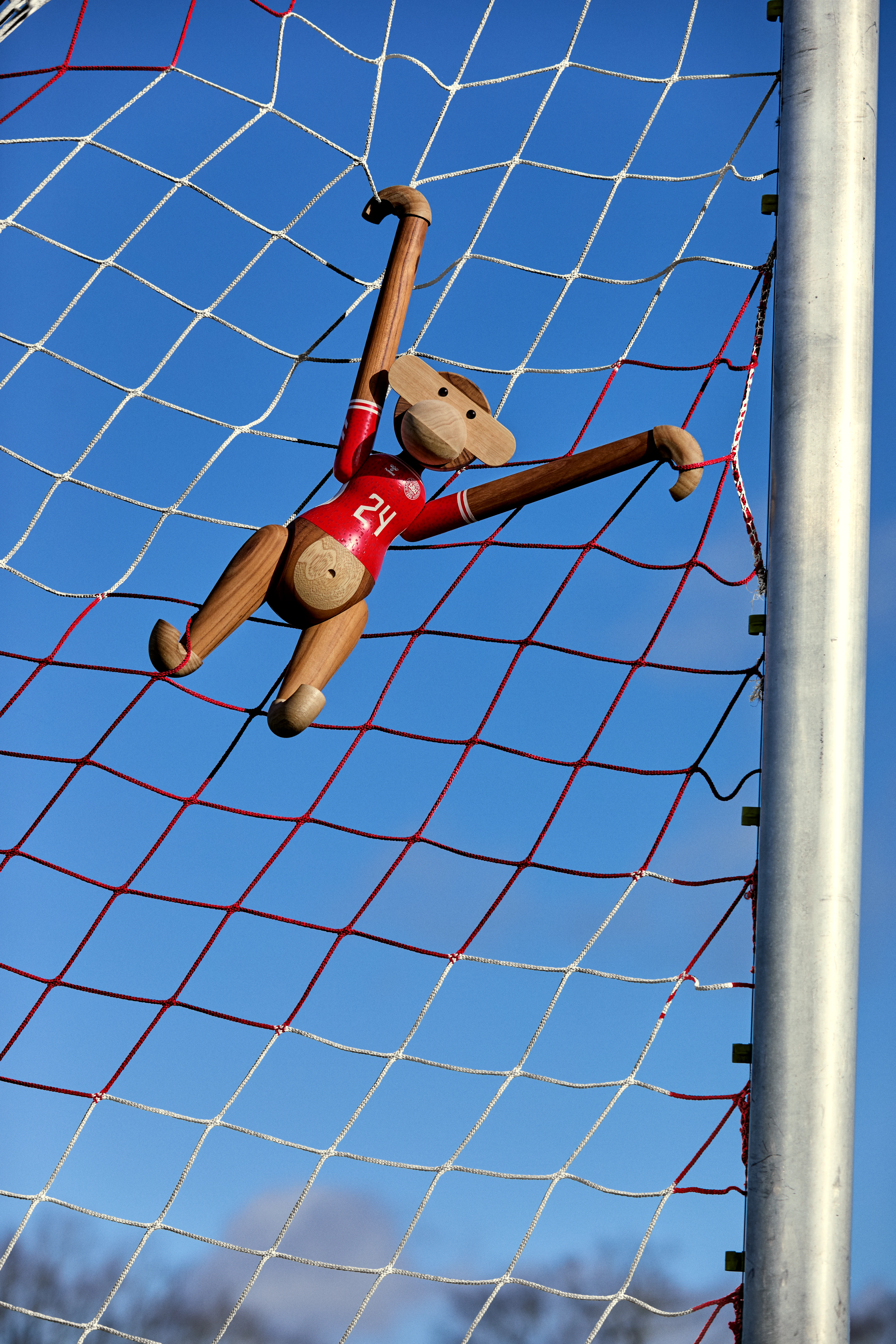 x DBU Herre Apa 2024 stor från Kay Bojesen i färgen Teak/Limba, tillverkad av Trä