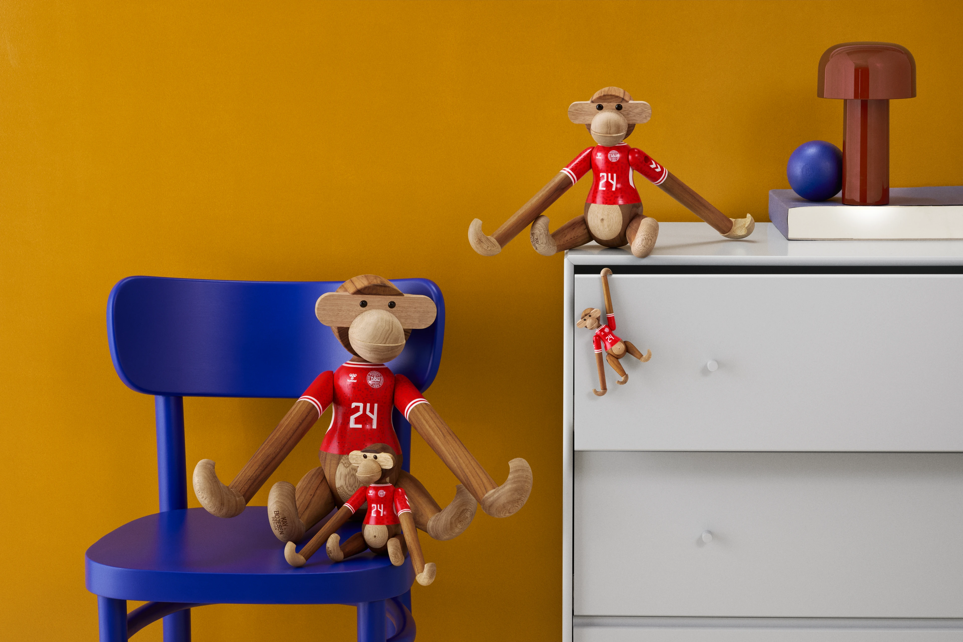 x DBU Herr Affe 2024 mini von Kay Bojesen in der Farbe Teak/Limba, hergestellt aus Holz