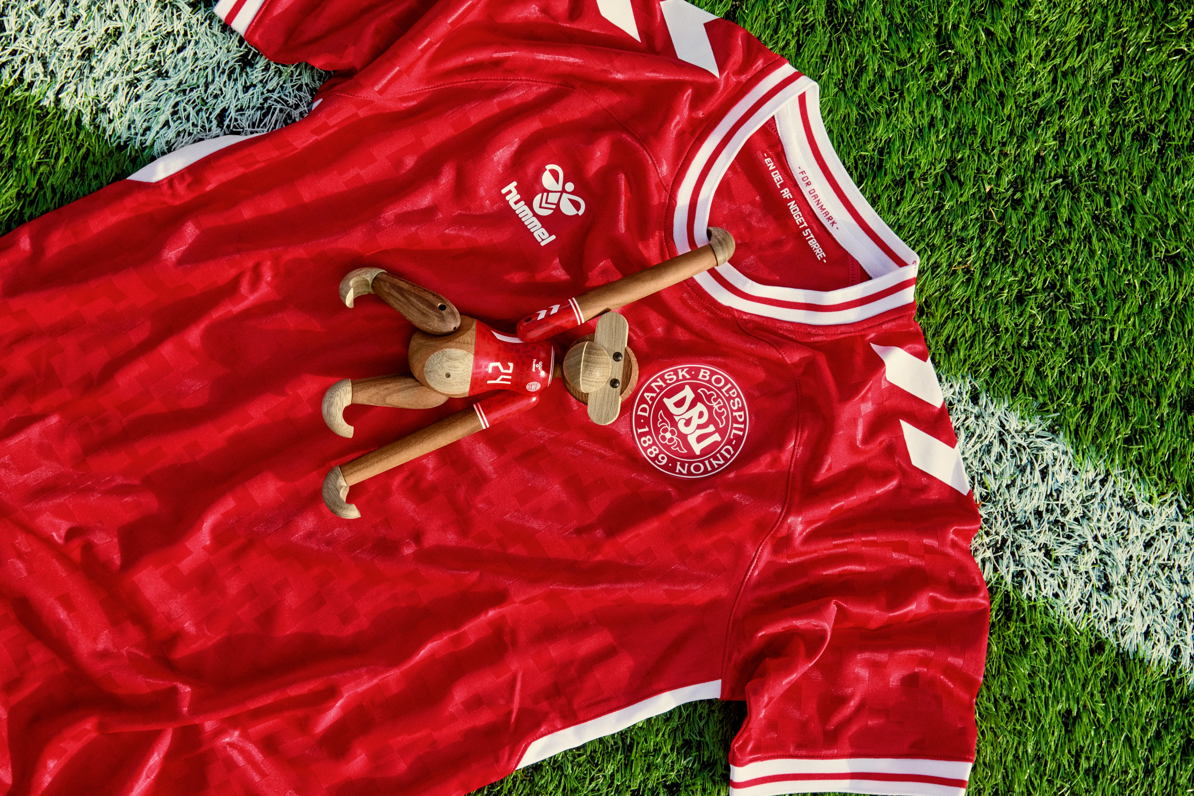 x DBU Man Monkey 2024 small from Kay Bojesen in Teak/Limba color, made of Wood