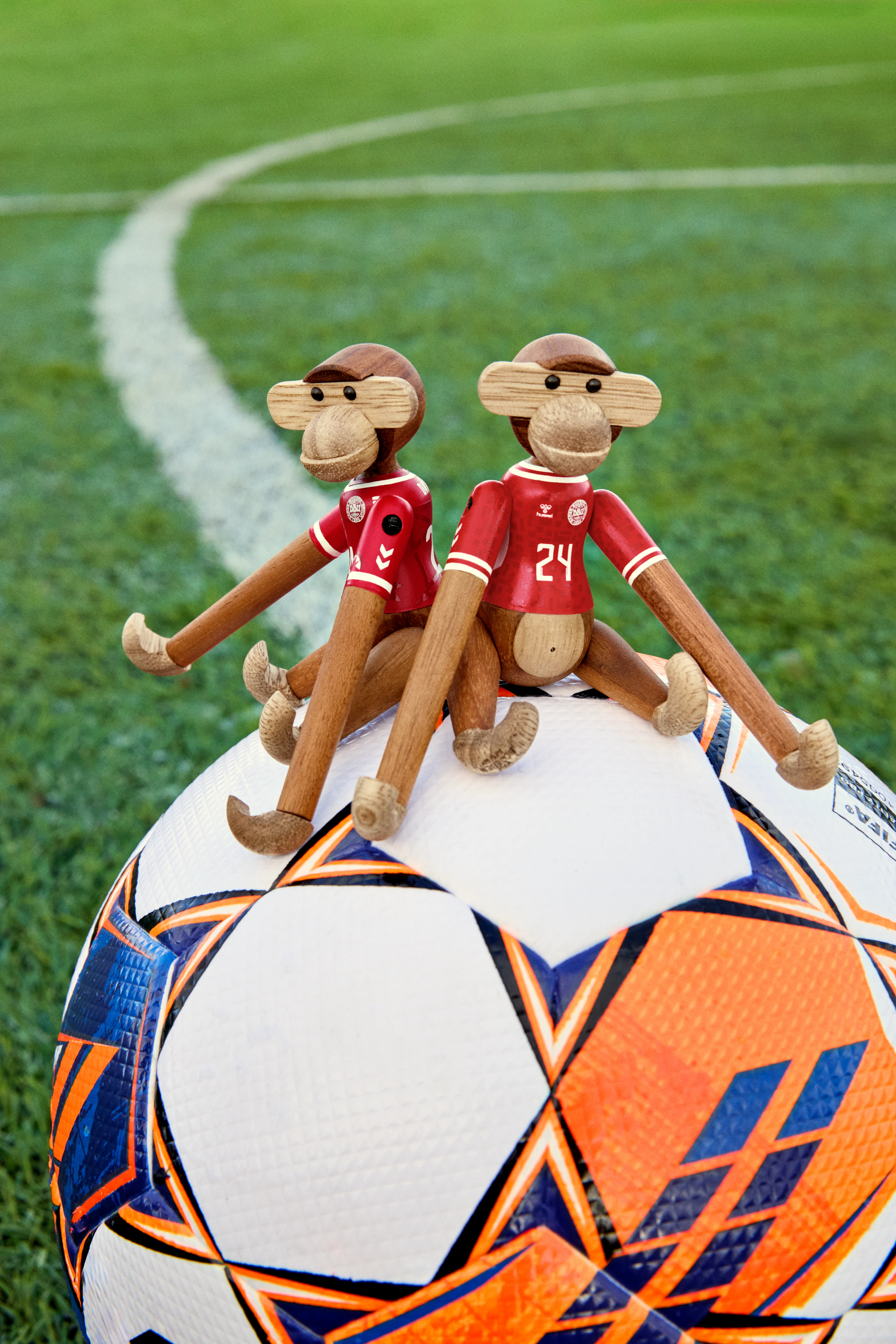 x DBU Herr Affe 2024 mini von Kay Bojesen in der Farbe Teak/Limba, hergestellt aus Holz