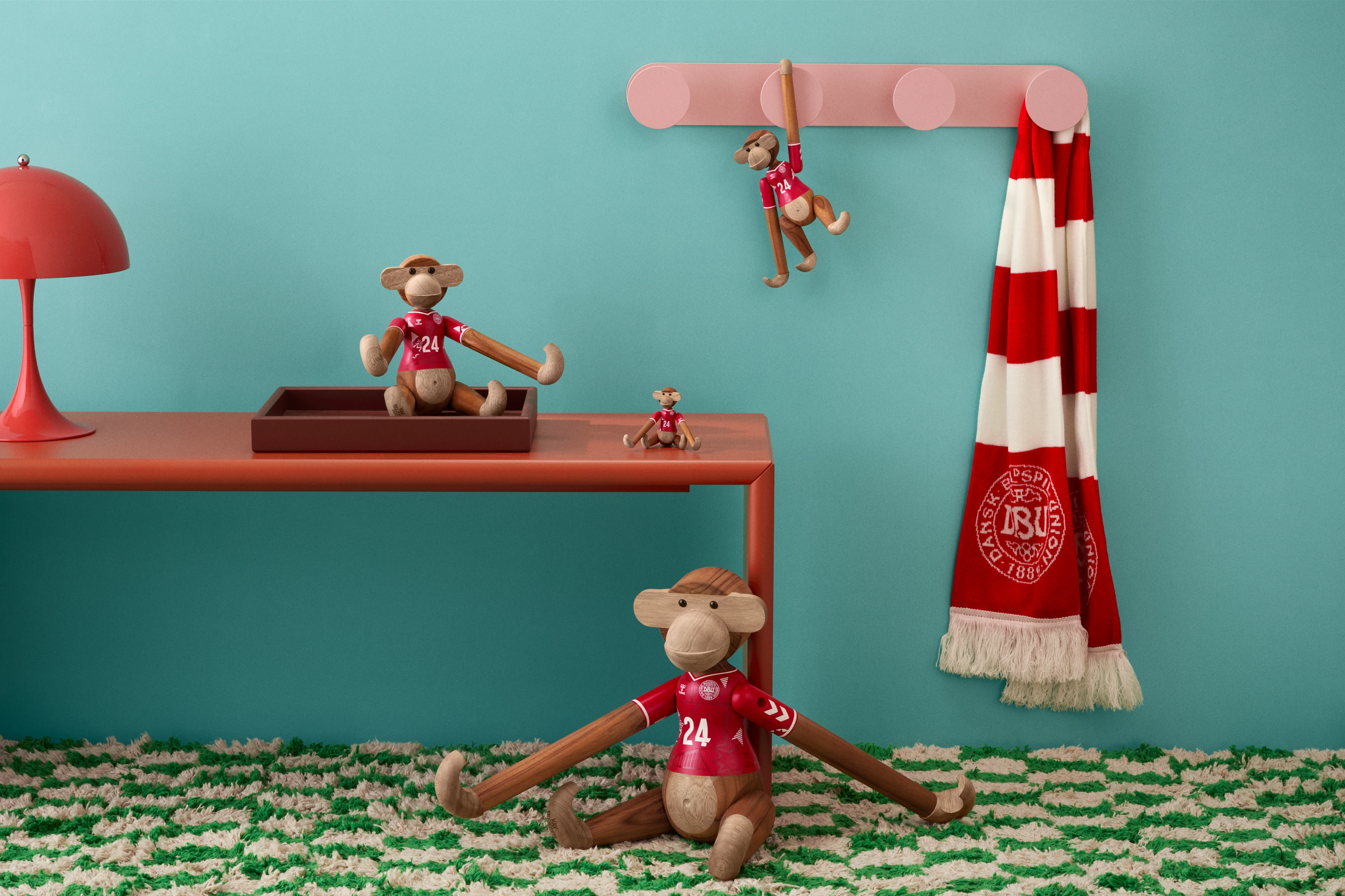 x DBU Kvinde Abe 2024 lille fra Kay Bojesen i farven Teak/Limba, lavet af Træ