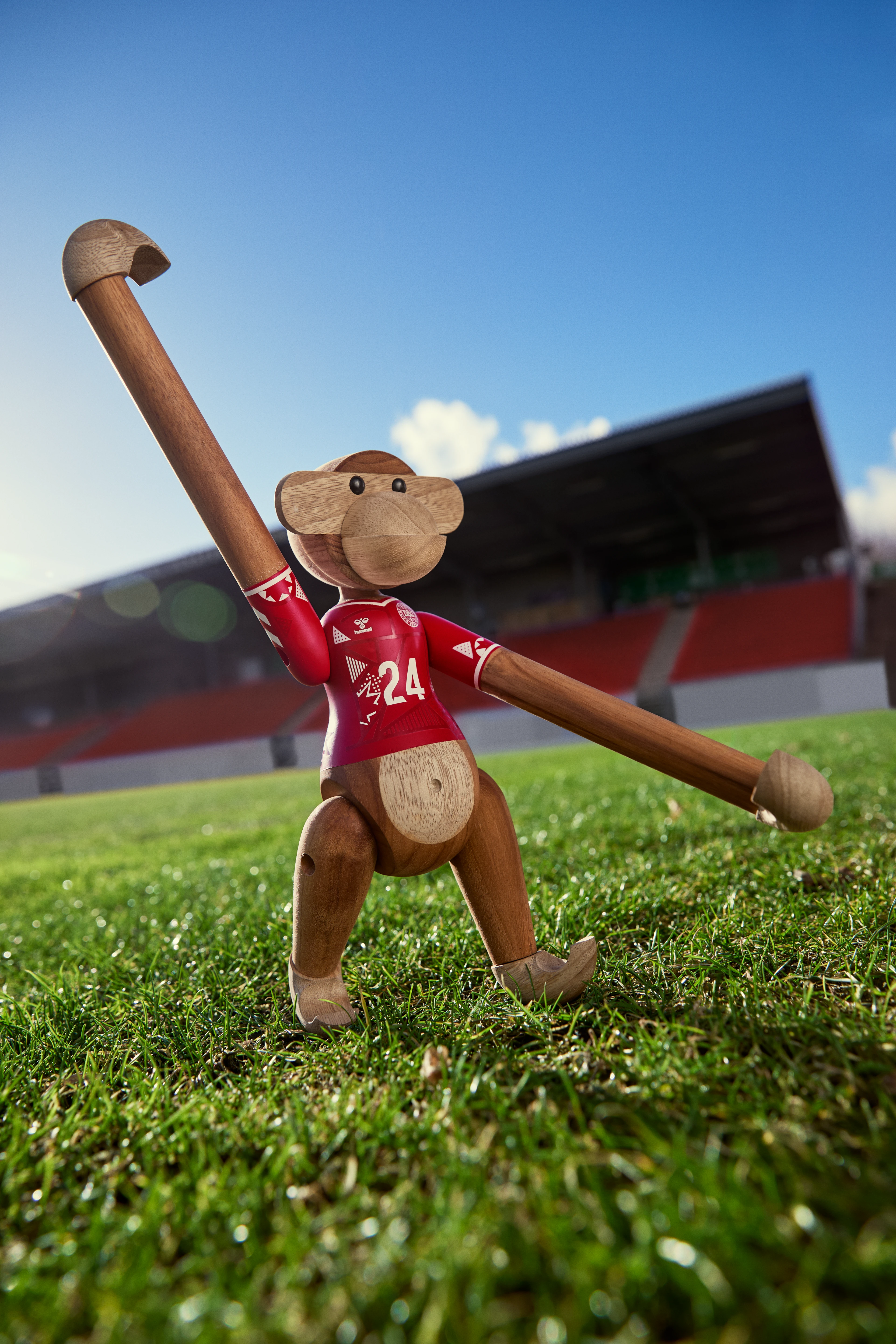 x DBU Kvinna Apa 2024 medium från Kay Bojesen i färgen Teak/Limba, tillverkad av Trä