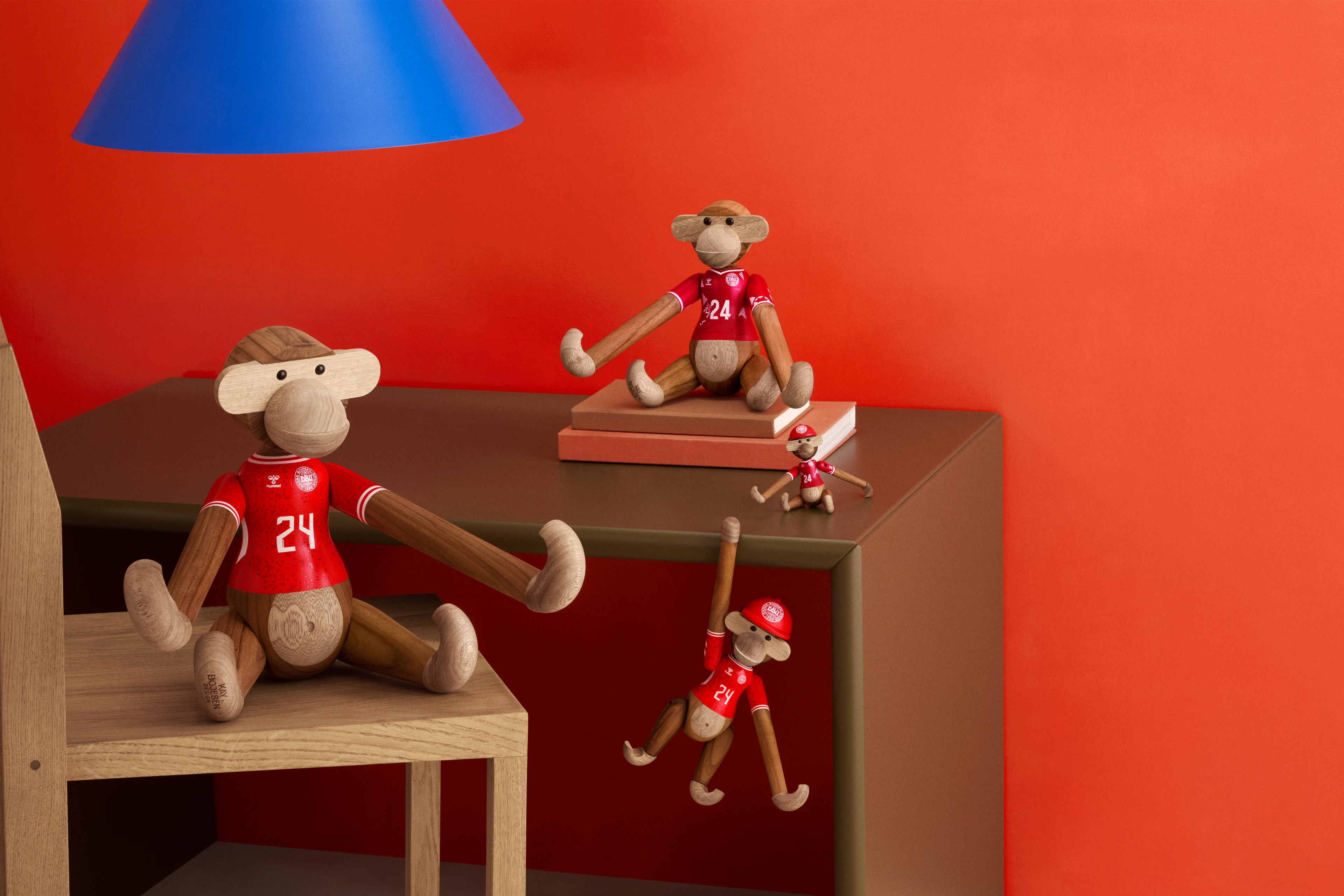 x DBU Frau Affe 2024 mittel von Kay Bojesen in der Farbe Teak/Limba, hergestellt aus Holz