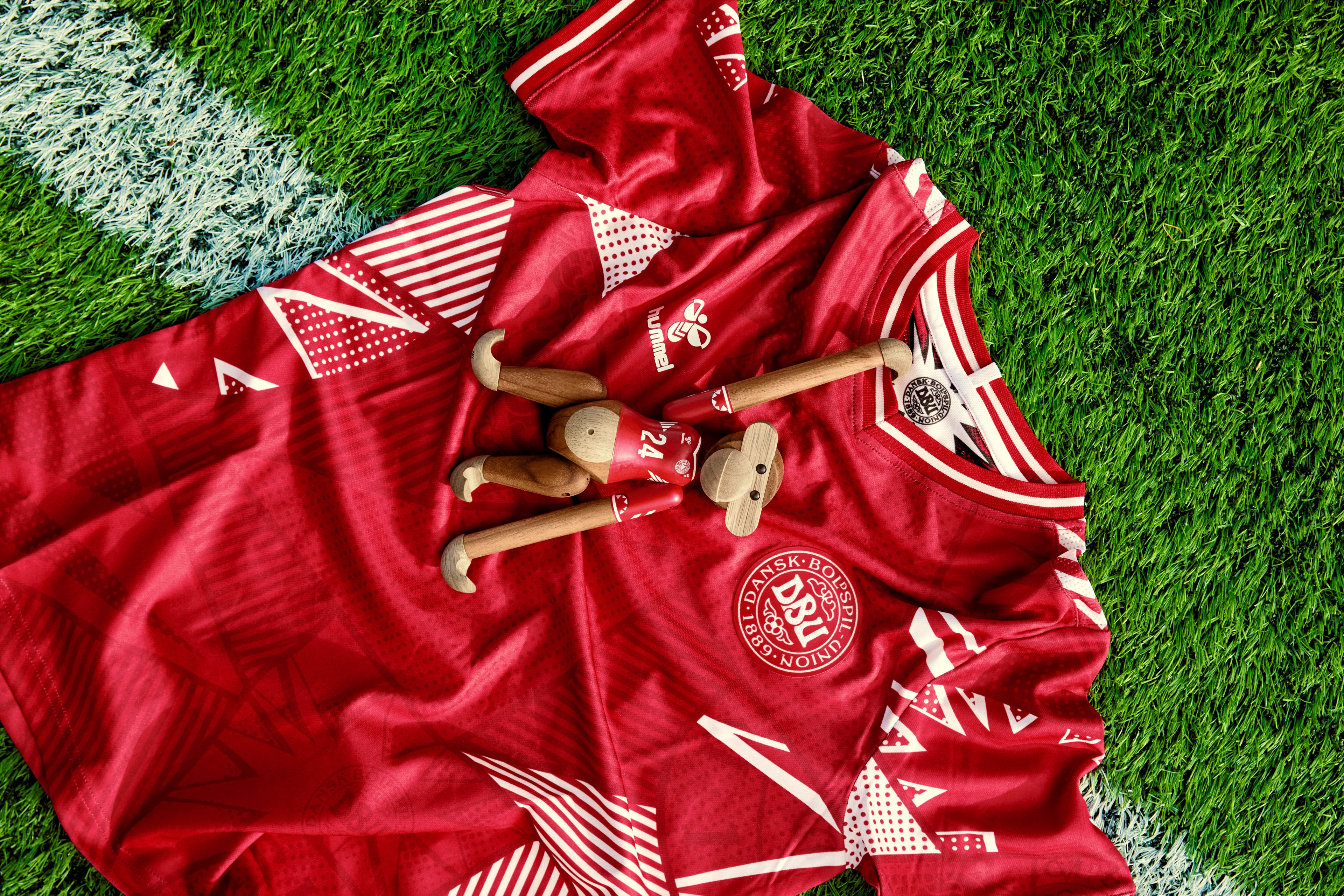 x DBU Kvinne Ape 2024 liten fra Kay Bojesen i fargen Teak/Limba, laget av Tre