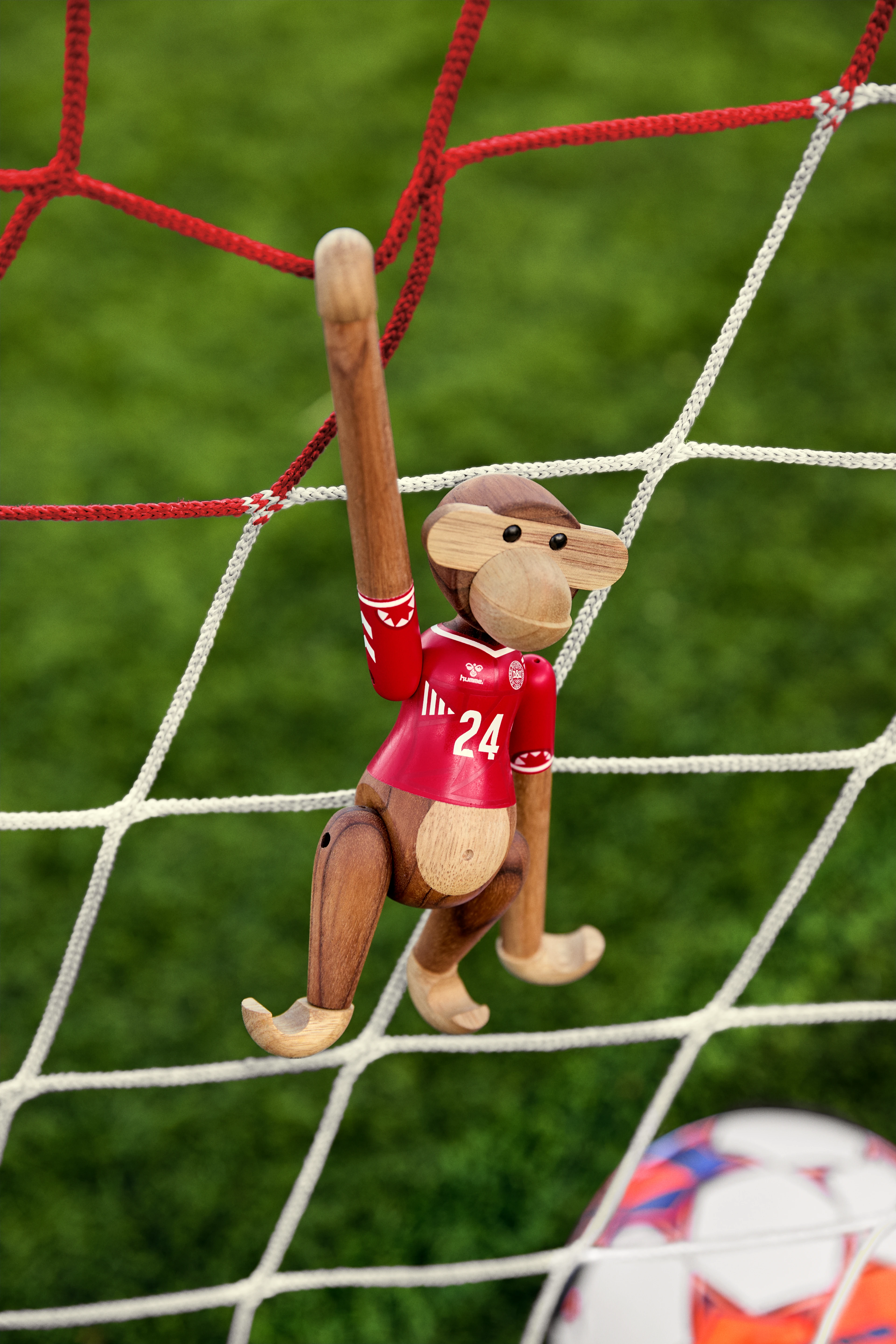 x DBU Kvinde Abe 2024 lille fra Kay Bojesen i farven Teak/Limba, lavet af Træ