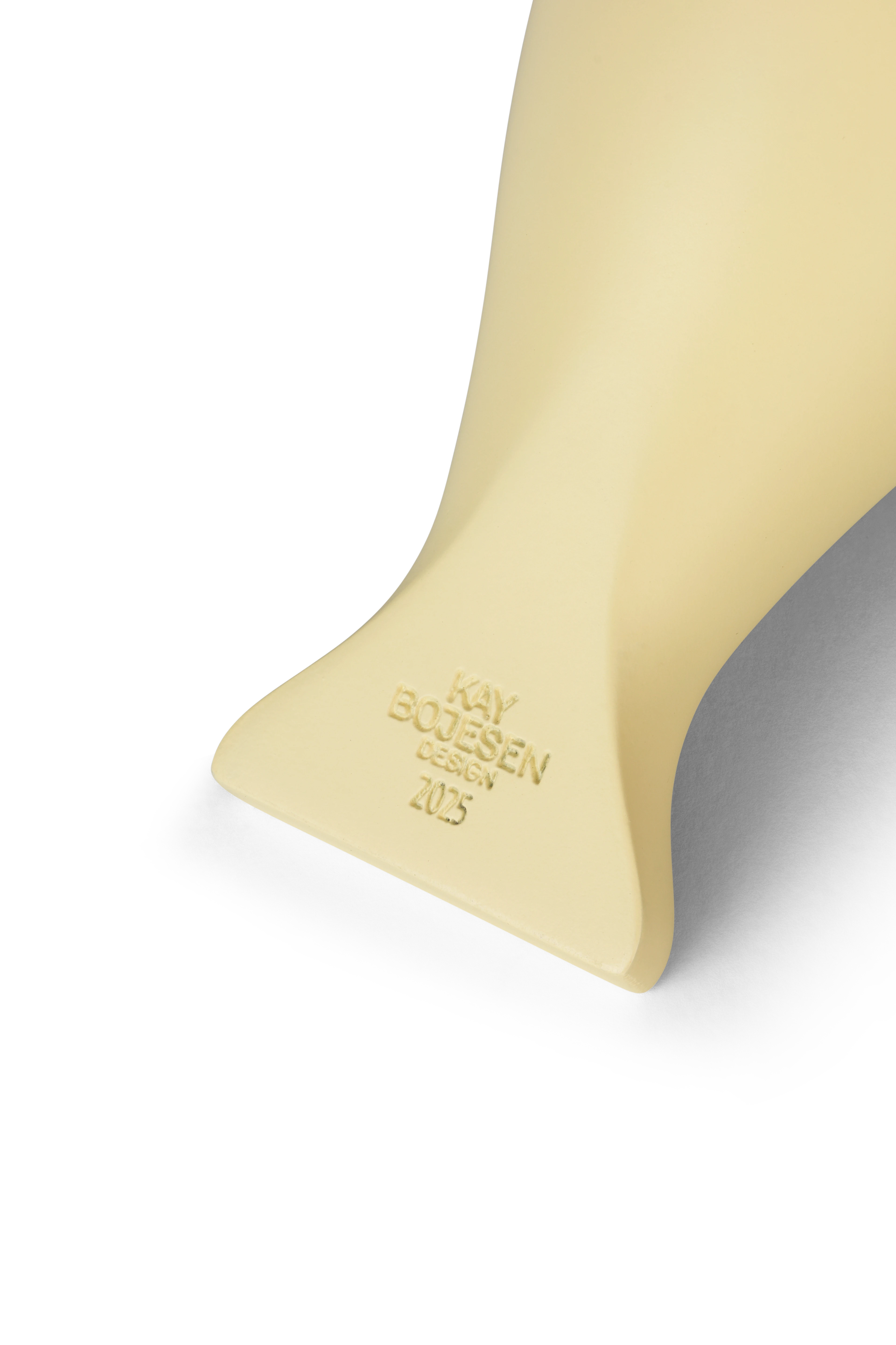 Bella Year Bird 2025 H12.5 cm von Kay Bojesen in der Farbe Creme/Grau, hergestellt aus Holz