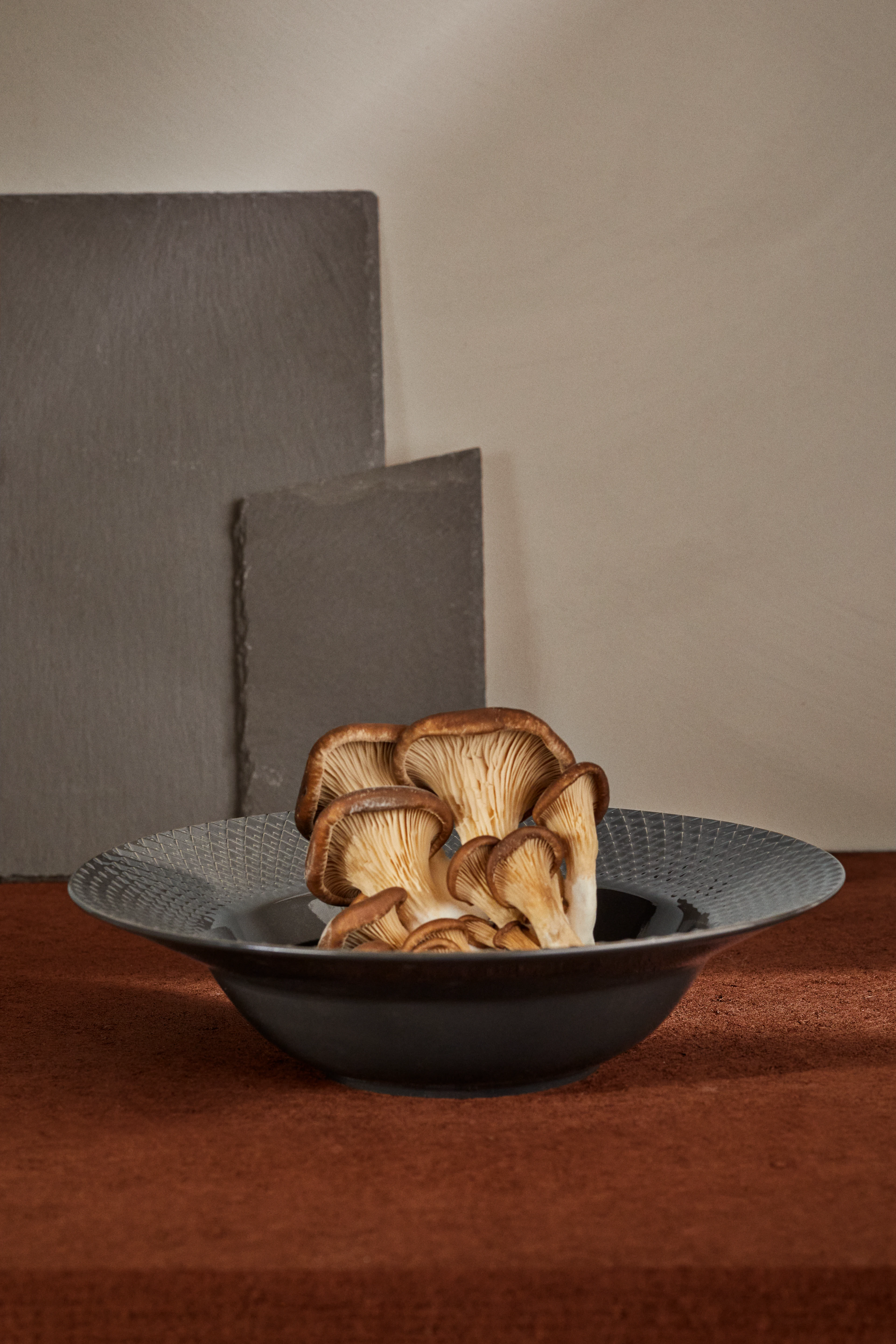 Tiefer Teller Ø24.5 cm von Lyngby Porcelæn in der Farbe Slate, hergestellt aus Keramik